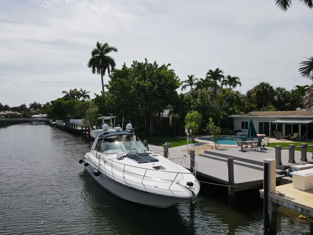Rent a Sea Ray Boats cruiser in Fort Lauderdale, FL near me