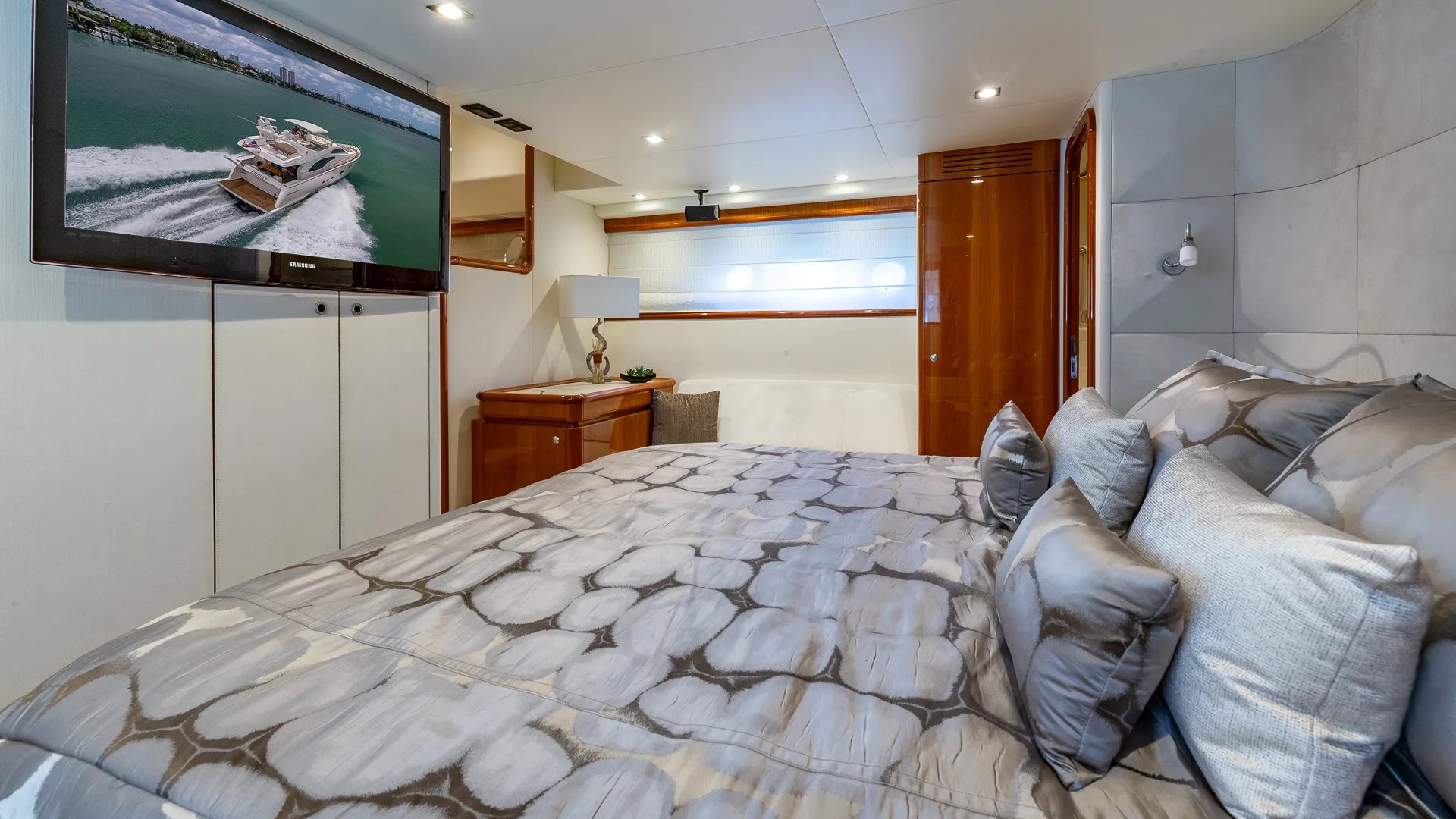 Ferretti Cruiser  in Miami Beach, FL — photo 7