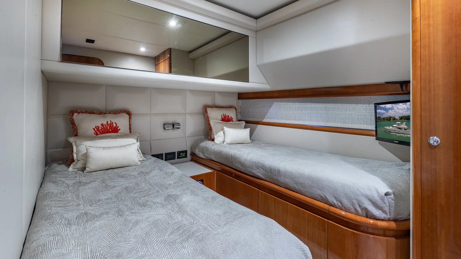 Ferretti Cruiser  in Miami Beach, FL — photo 8