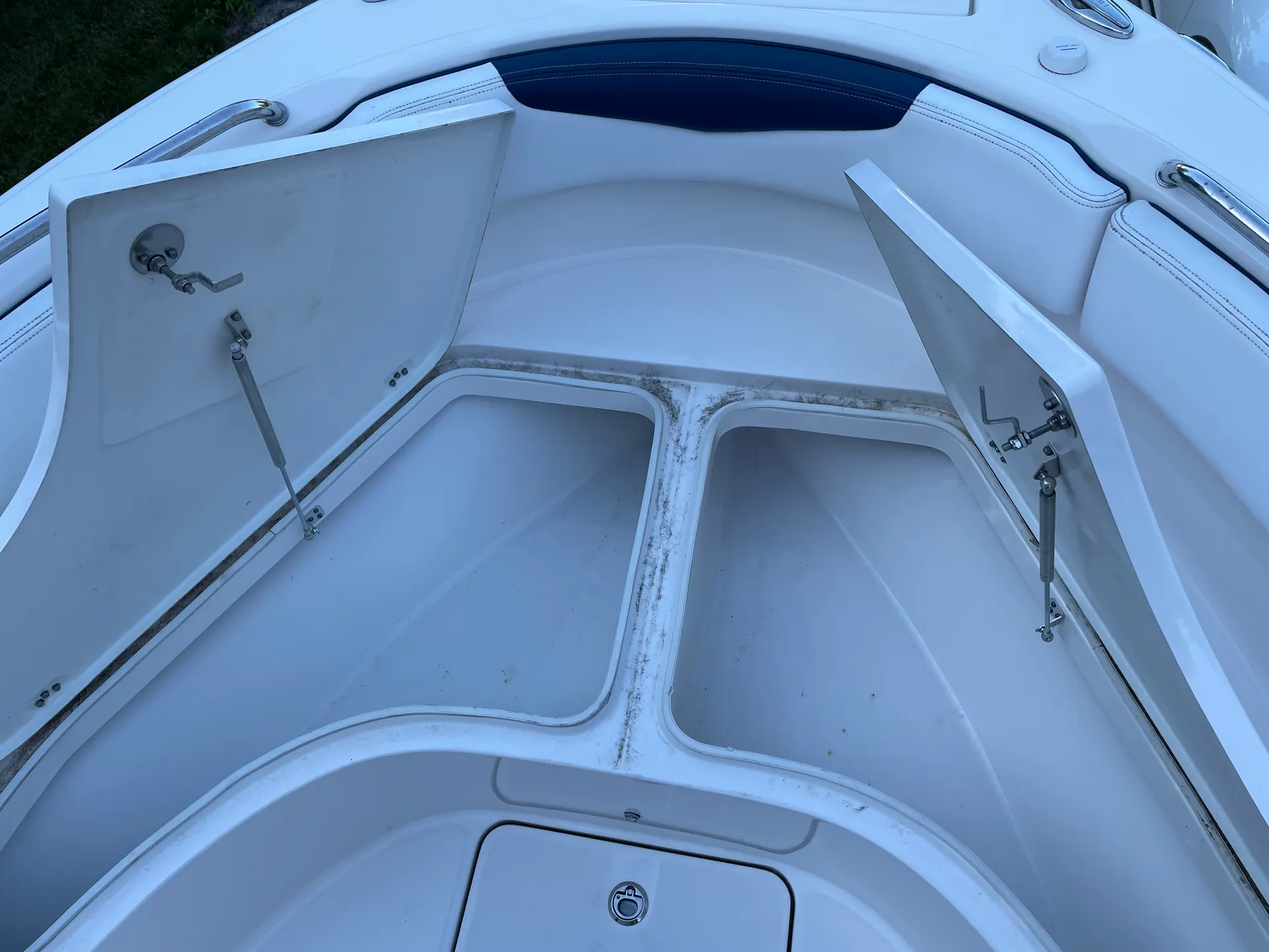 21' Robalo R222 for rent in Cape May, NJ!