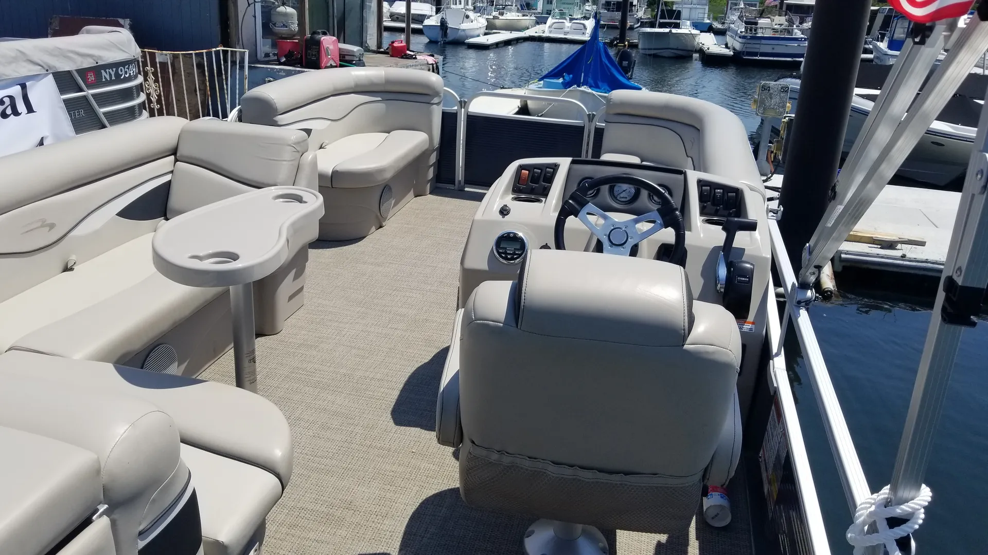 BENNINGTON MARINE 20 SLV in Queens, NY — photo 4