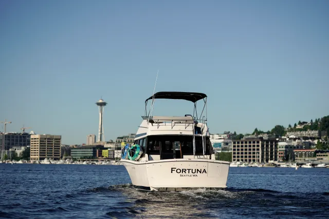 Rent a Bayliner flybridge in Seattle, WA near me