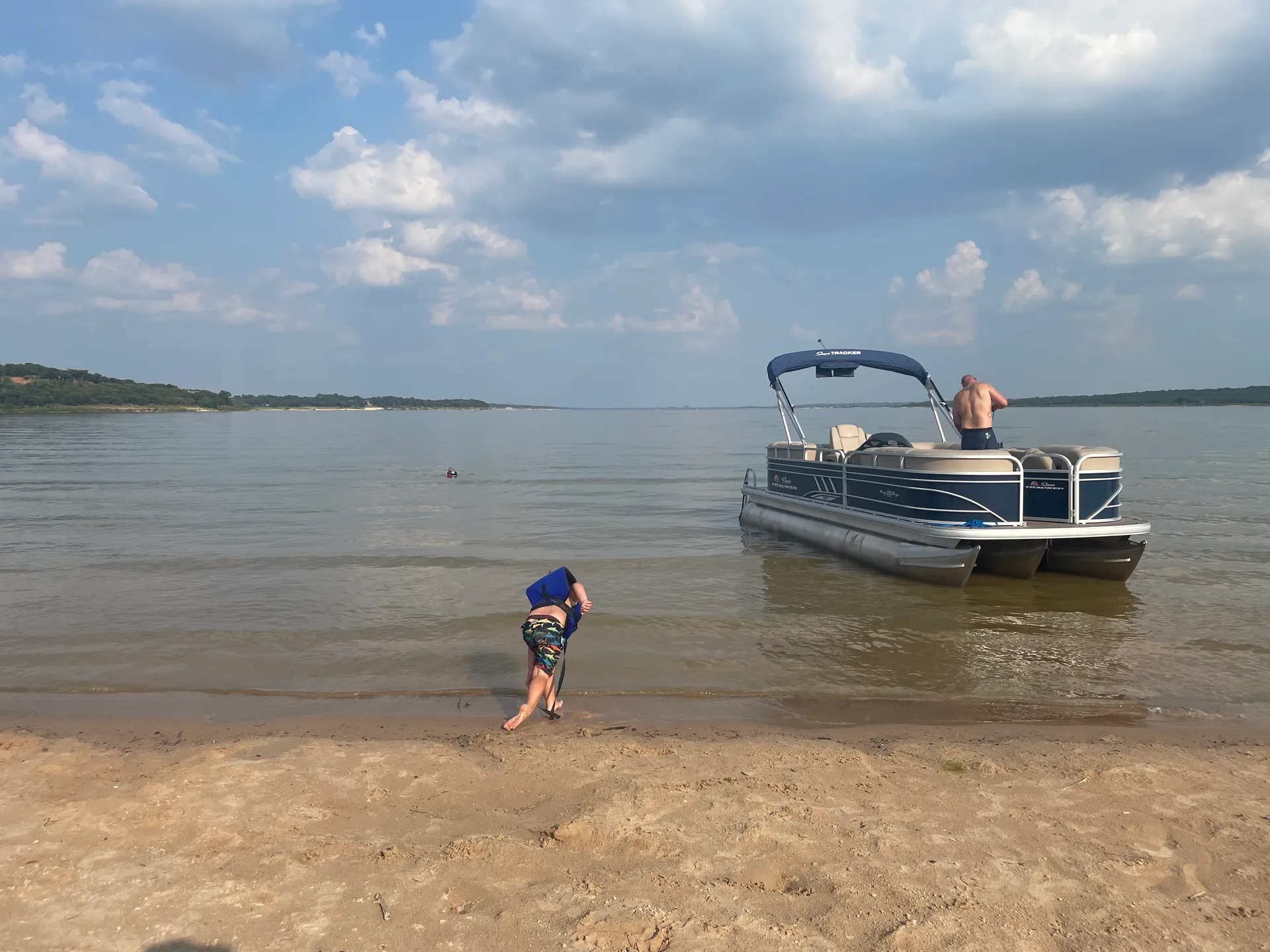 Tritoon Party Barge on Grapevine