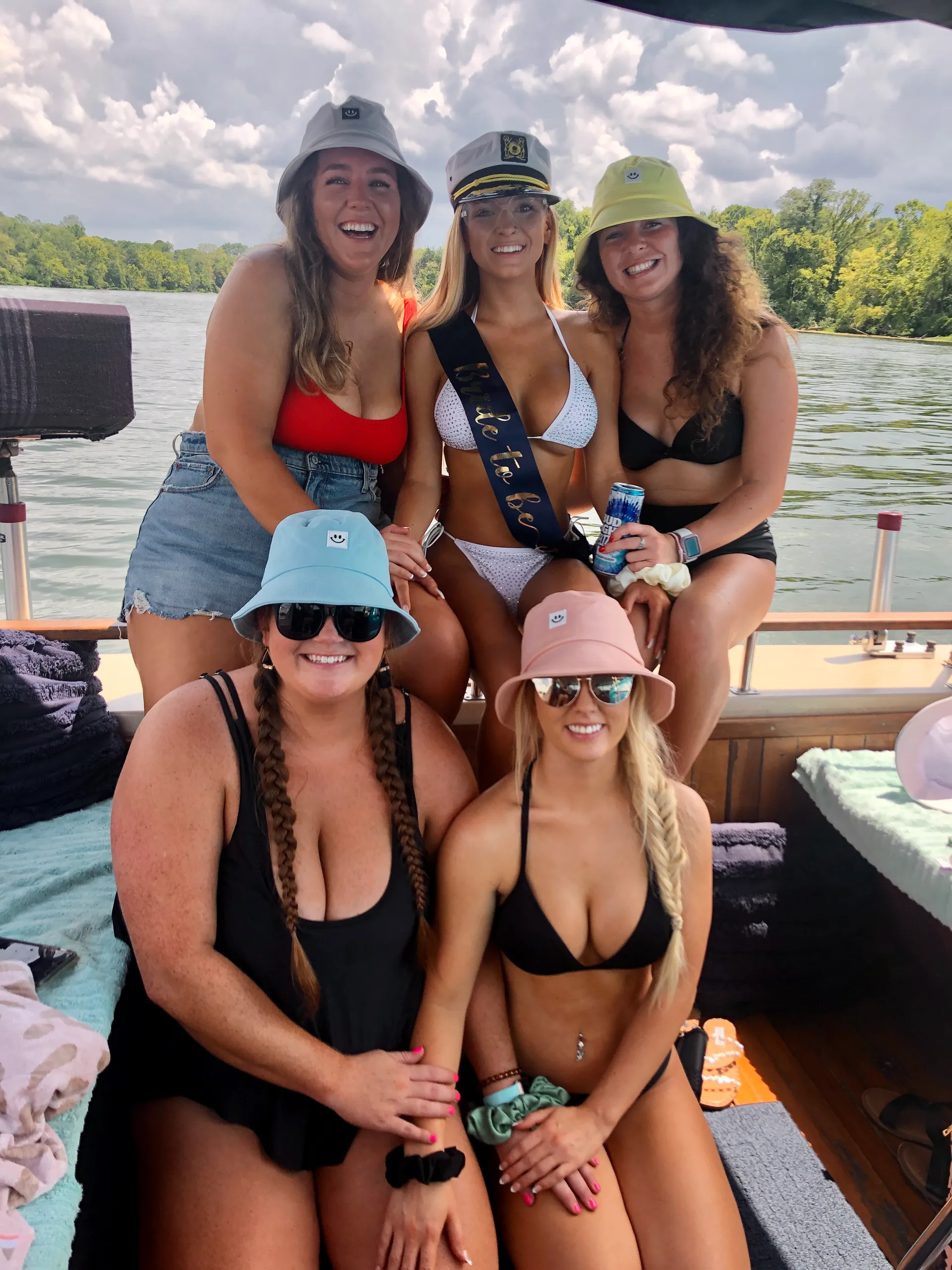 30' Sport Yacht. Come Live the Yacht Life!