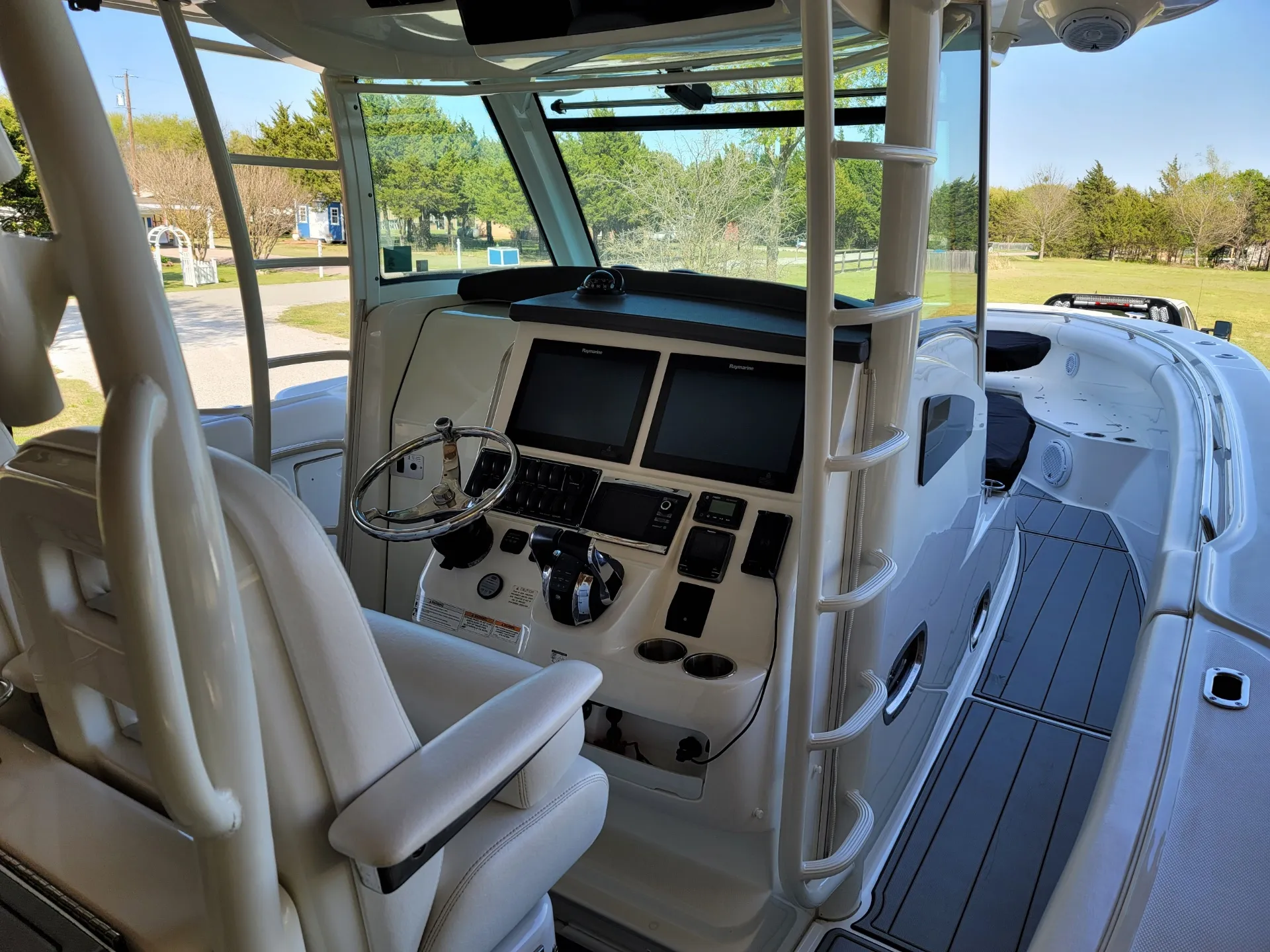 BOSTON WHALER 370 OUTRAGE W/3-300L6 VERADO in Pottsboro, TX — photo 5
