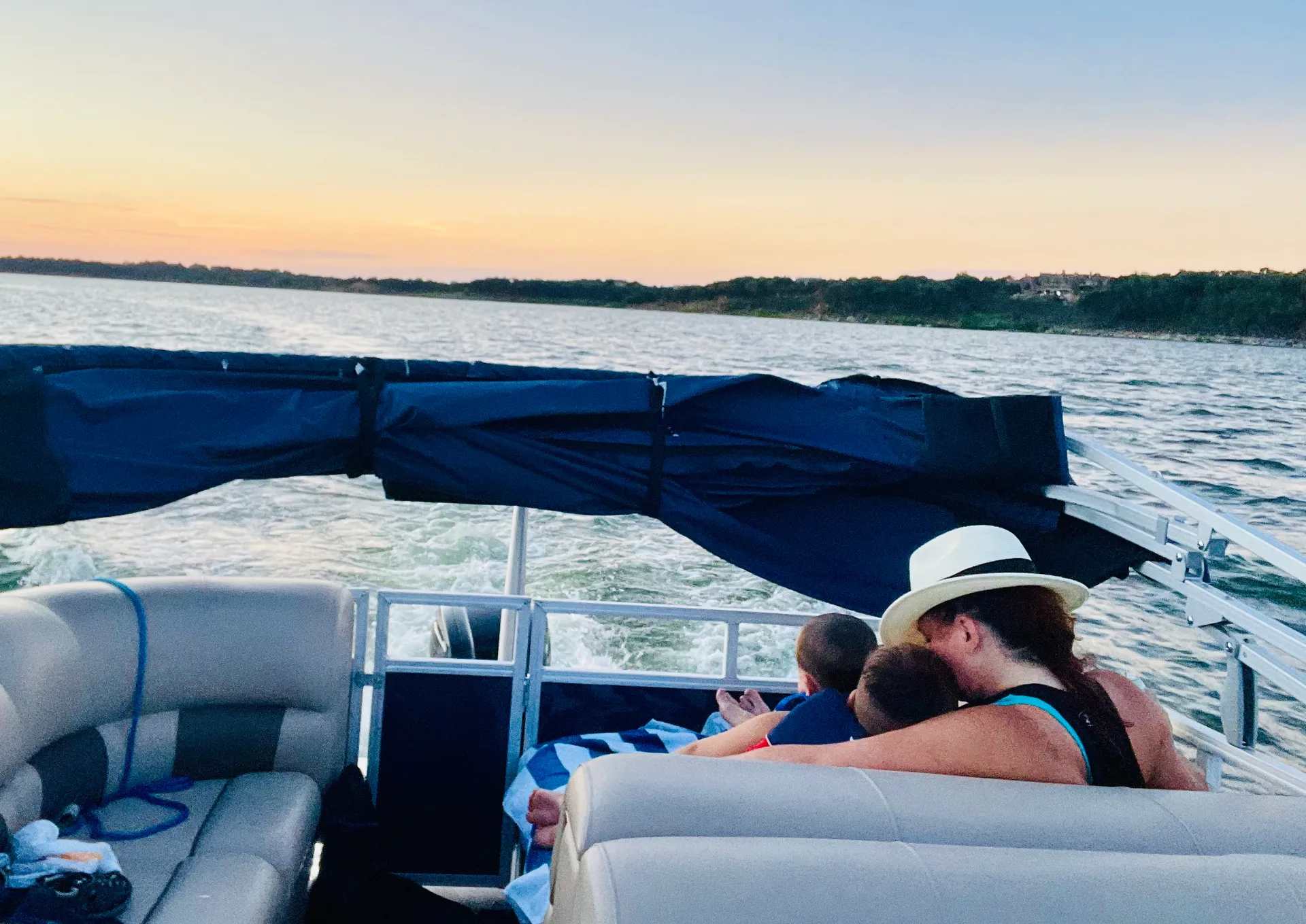 Tritoon Party Barge on Grapevine