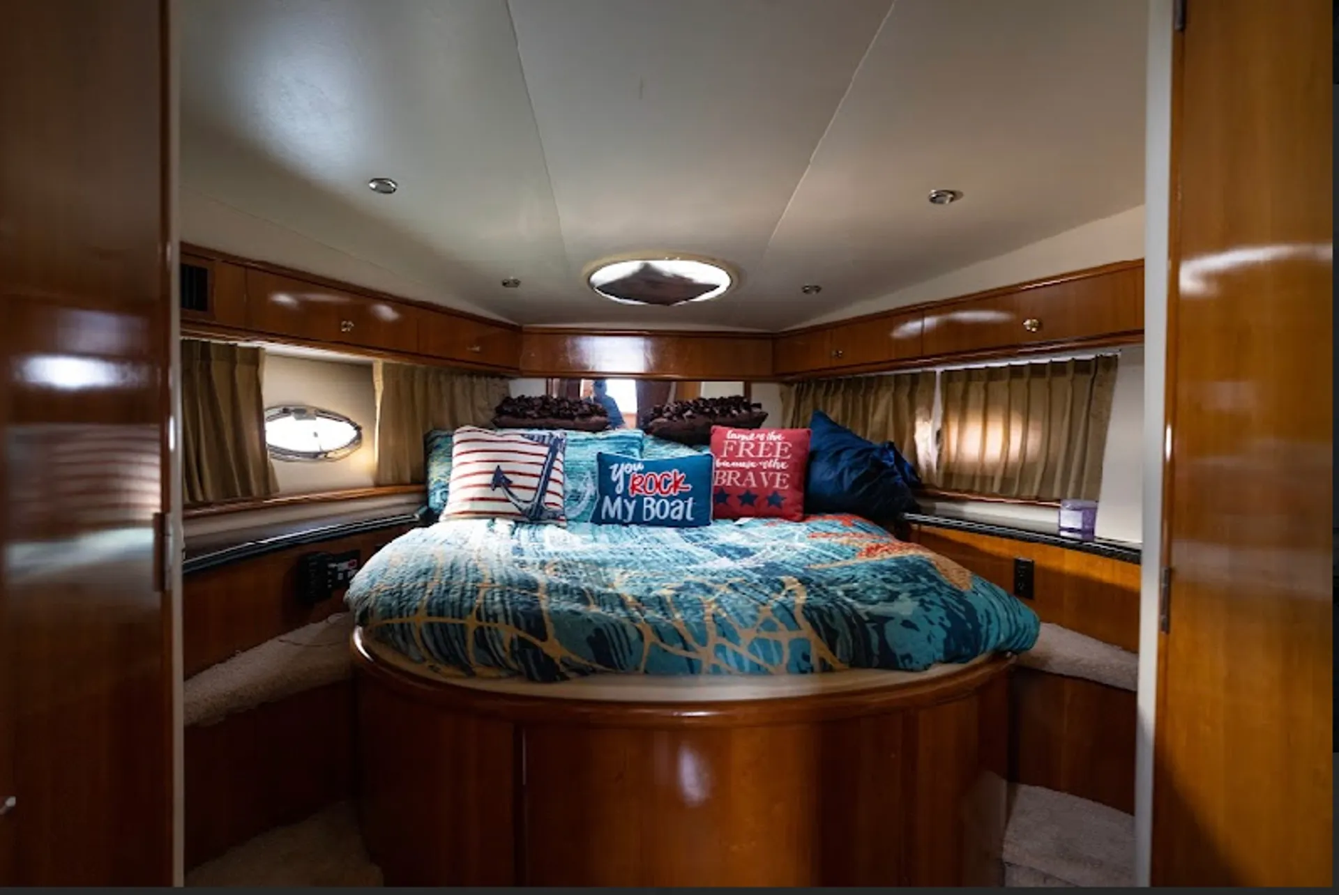 55’ Luxury Carver Yacht-12 Passengers *CHICAGO VIBES *BTC