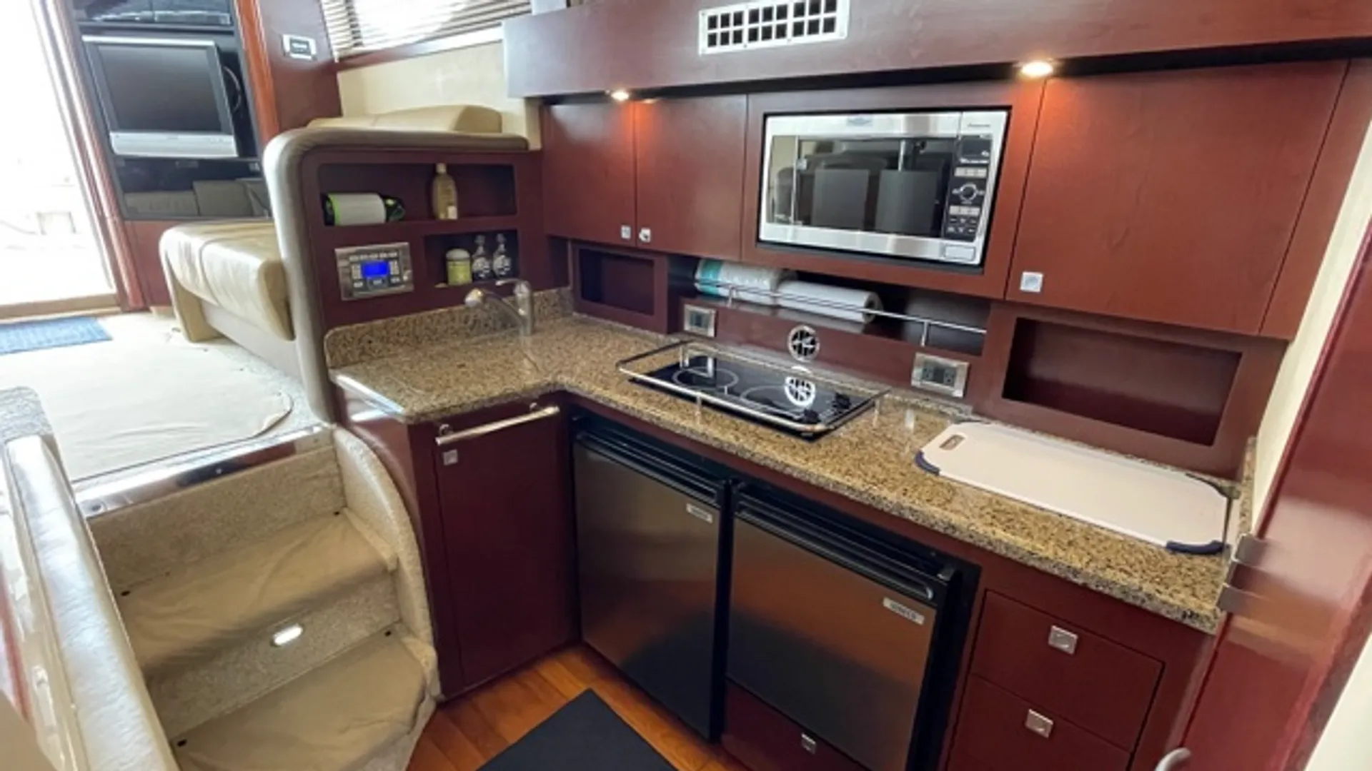 Sea Ray Boats 410 Sedan Bridge in Belleair Bluffs, FL — photo 4