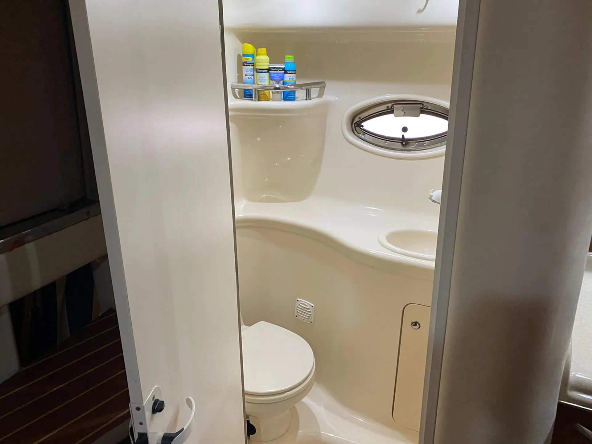 Get 1 HR FREE! Beautiful 32 FT Sea Ray!!