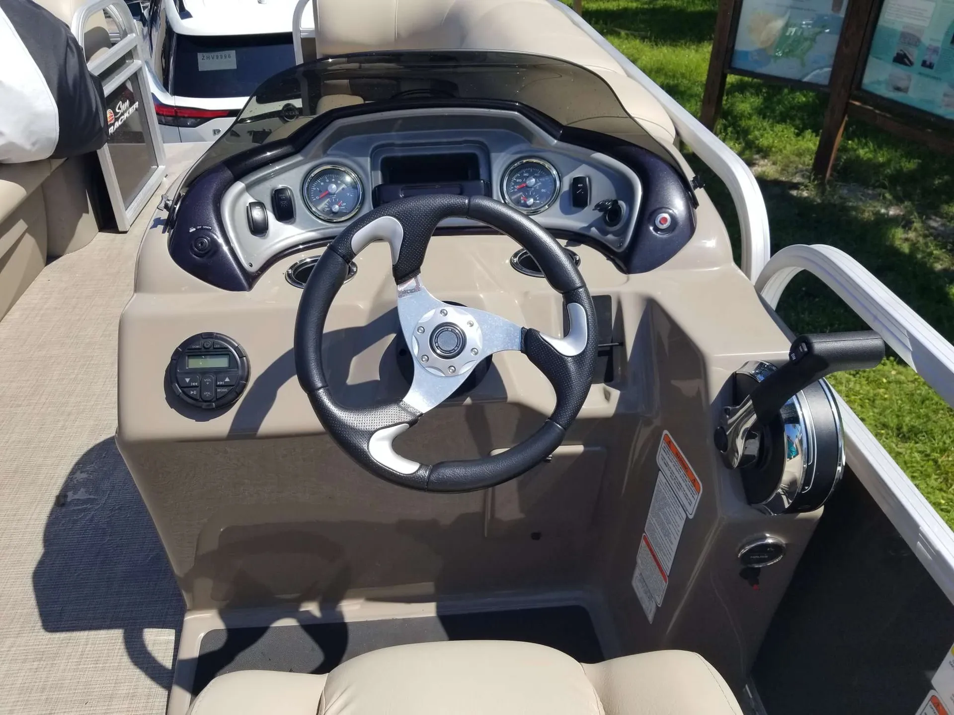 SUN TRACKER PARTY BARGE 22 DLX in Clearwater, FL — photo 3