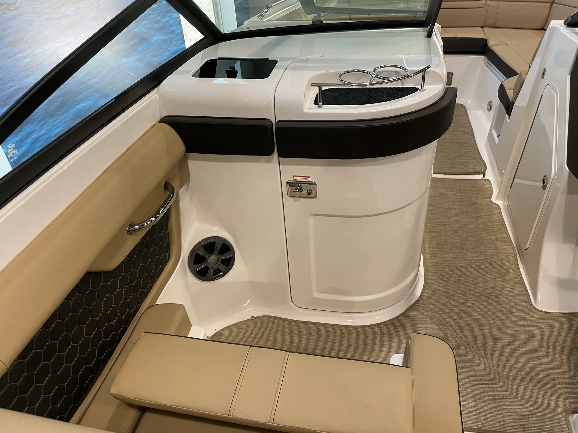 *Female Owned*-Manhattan #1 Luxury Yacht- 8 Passengers