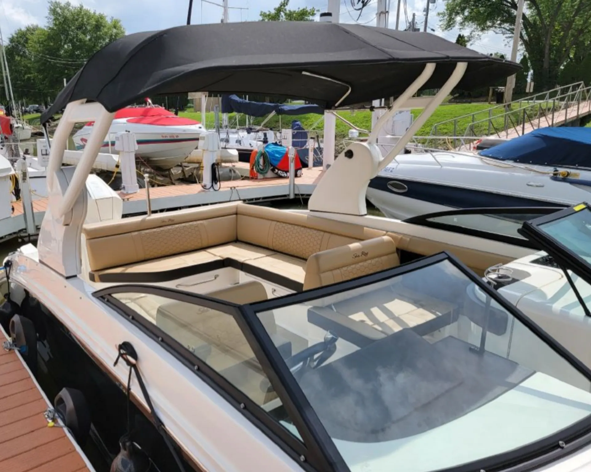 *Female Owned*-Manhattan #1 Luxury Yacht- 8 Passengers