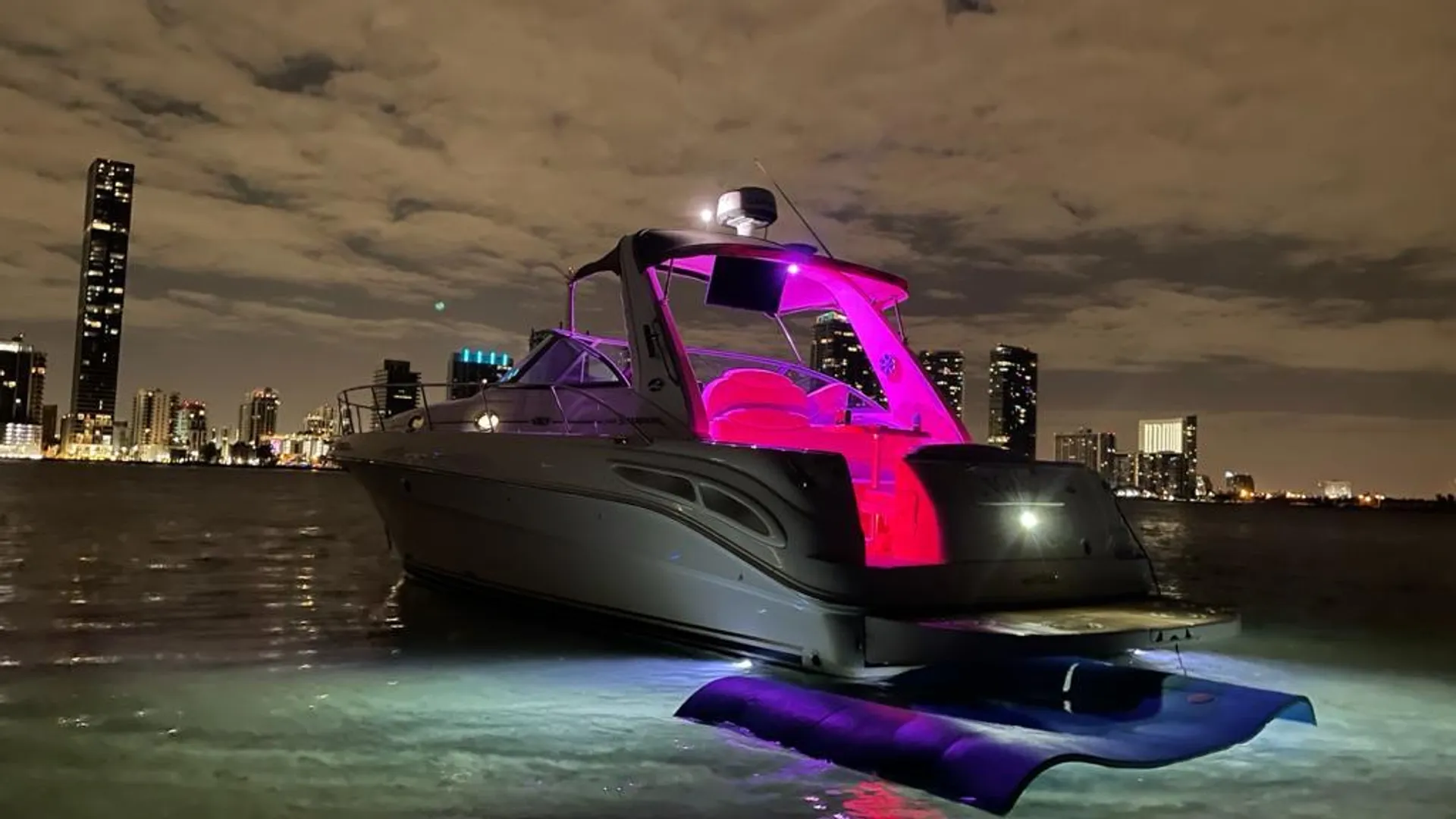 Sea Ray Boats 340 Sundancer in Miami, FL — photo 8