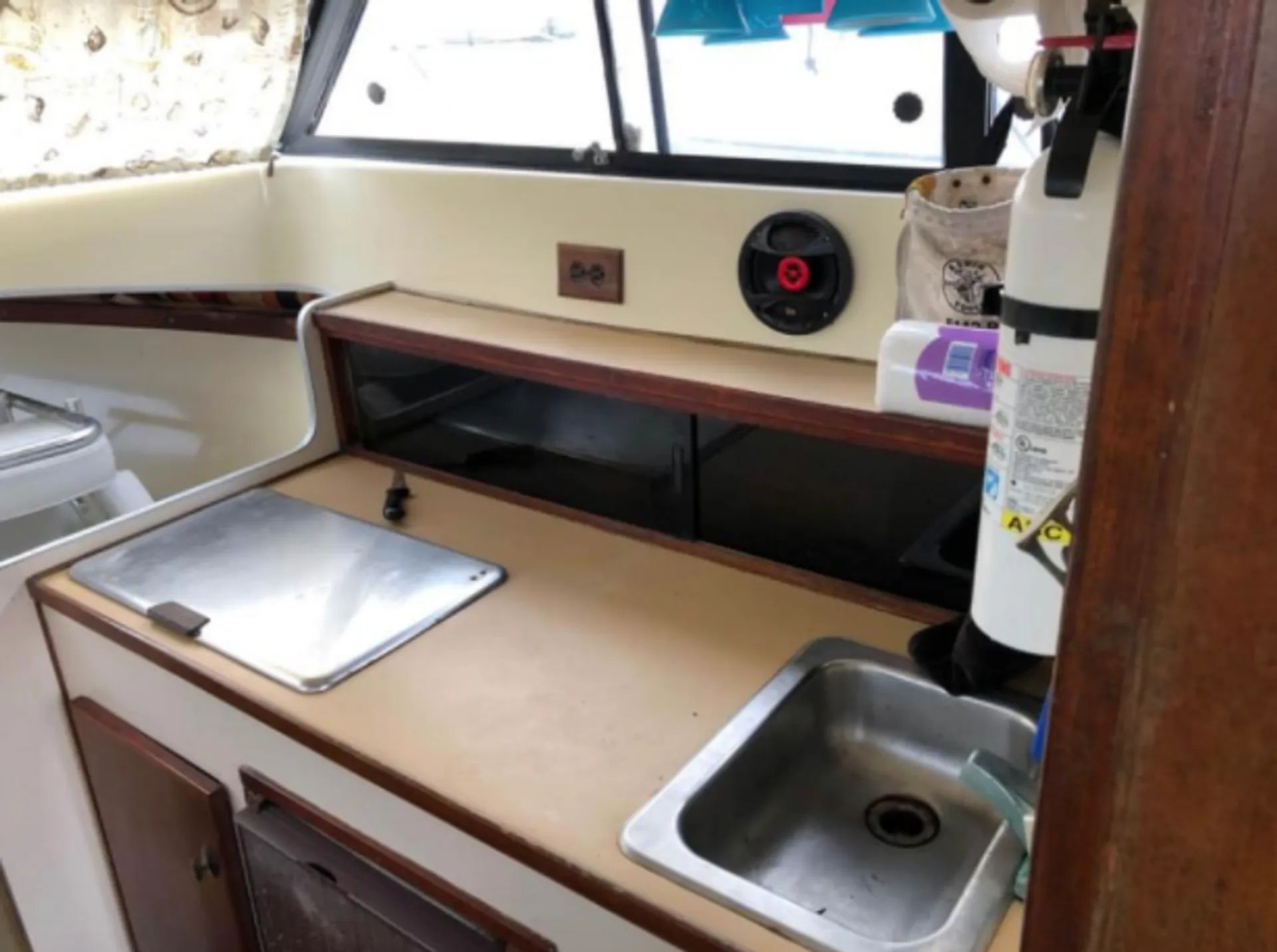 Silverton Marine 26 Flybridge in Bay Shore, NY — photo 4