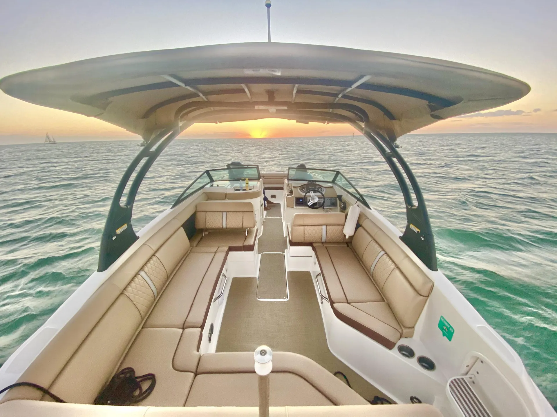 *Female Owned*-Manhattan #1 Luxury Yacht- 8 Passengers