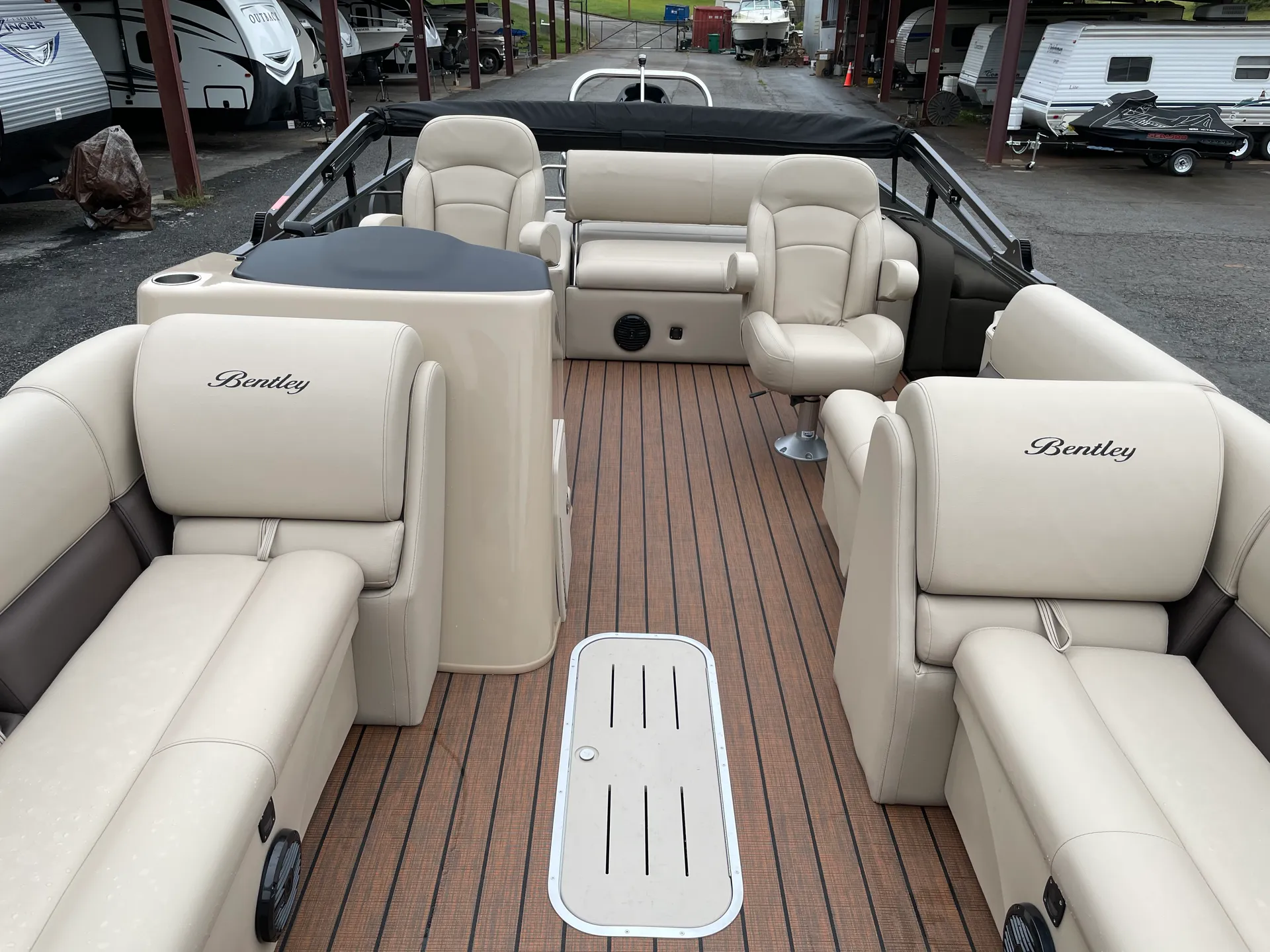 24’ Bentley Tritoon **200HP on Lake Lanier