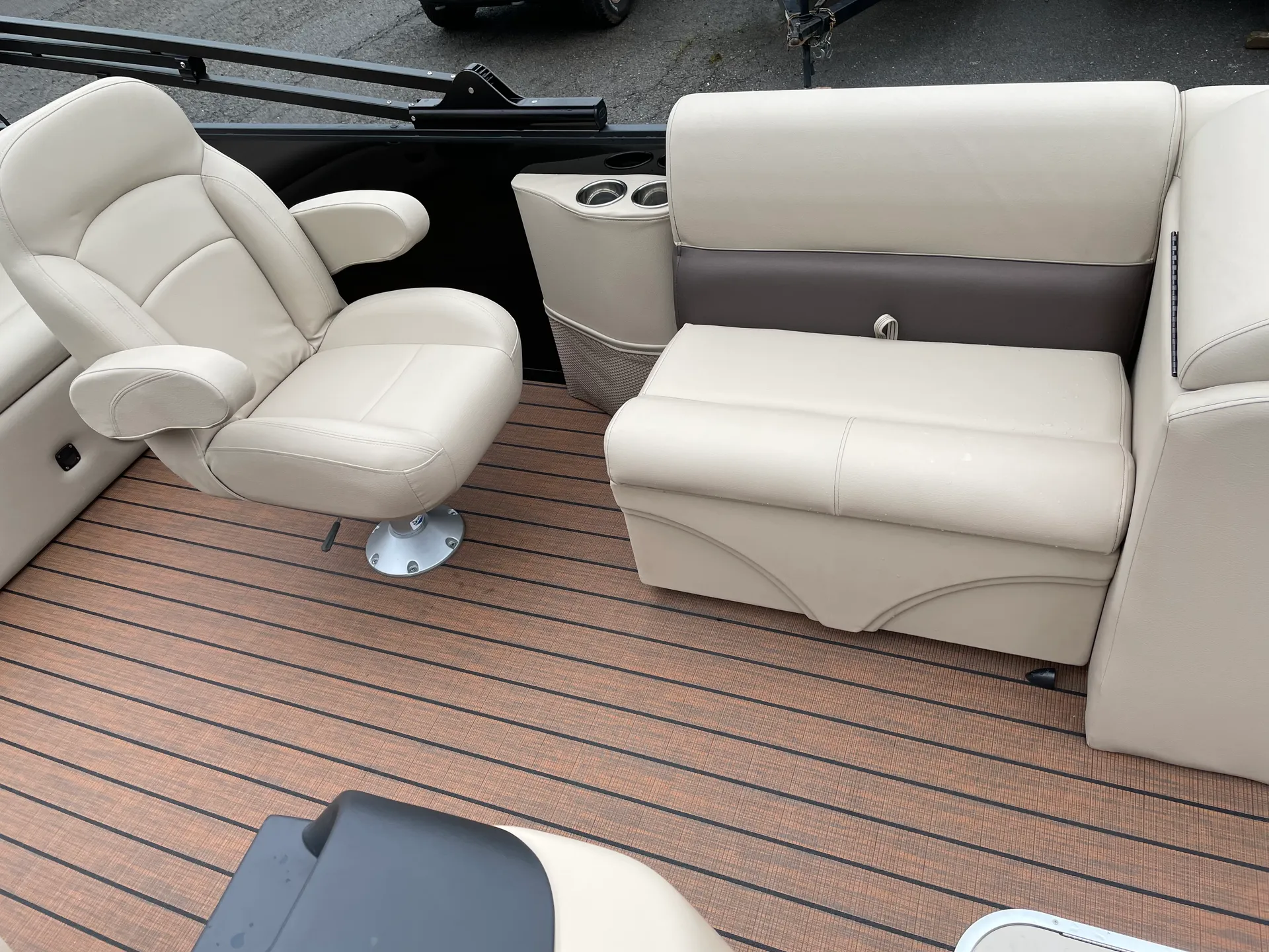 24’ Bentley Tritoon **200HP on Lake Lanier