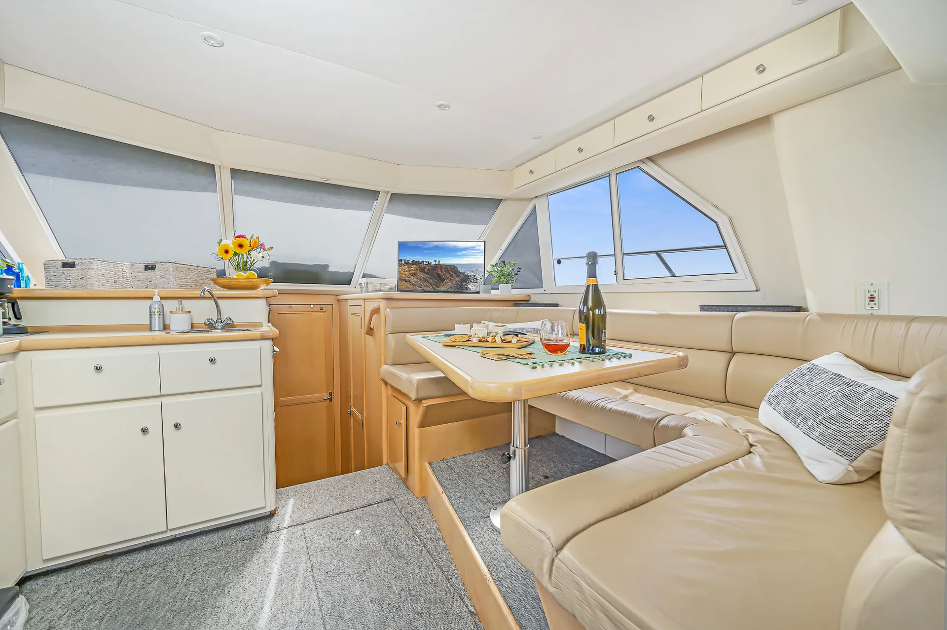 Spacious Modern 40ft Luxury Power Yacht ☀️ BEST VALUE! 