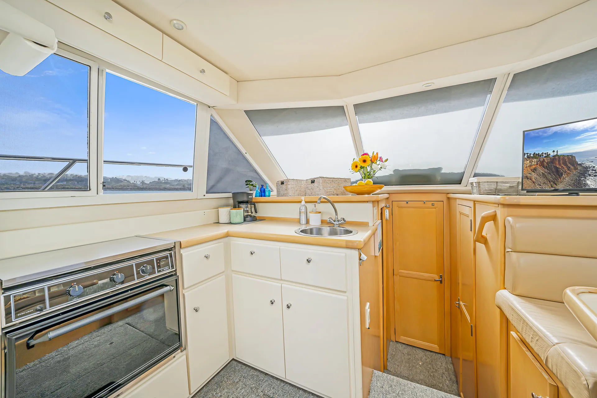 Spacious Modern 40ft Luxury Power Yacht ☀️ BEST VALUE! 