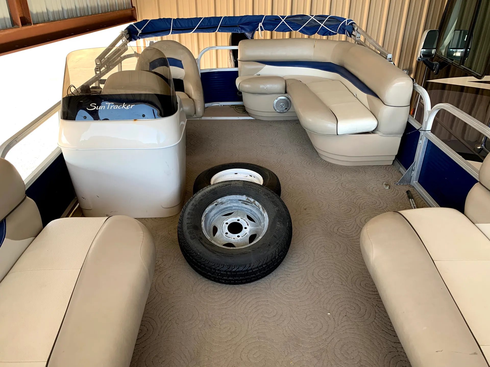 Sun Tracker by Tracker Marine Party Barge 18 DLX Signature w/60ELPT 4-S in Boerne, TX — photo 5