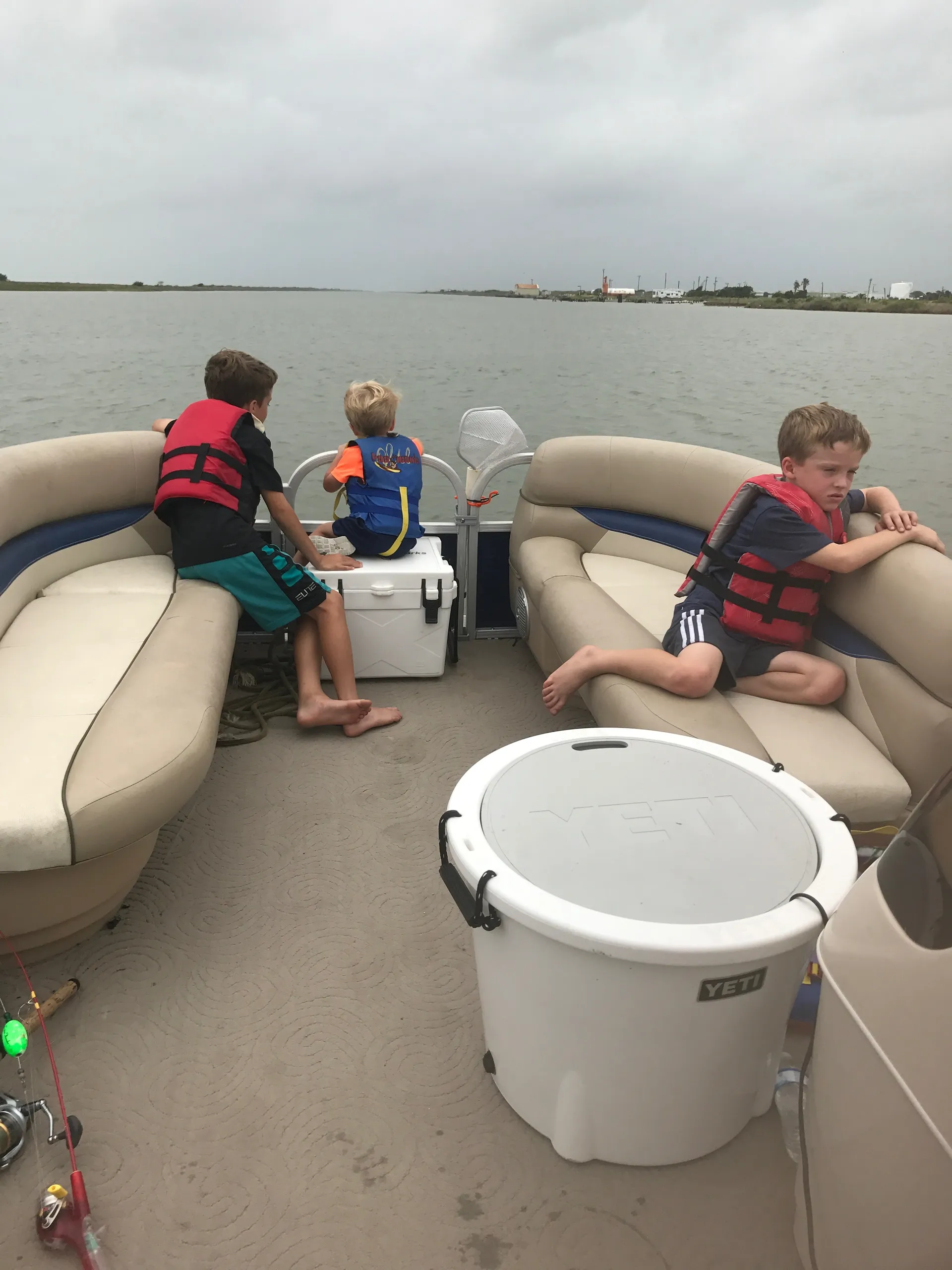 Sun Tracker by Tracker Marine Party Barge 18 DLX Signature w/60ELPT 4-S in Boerne, TX — photo 6