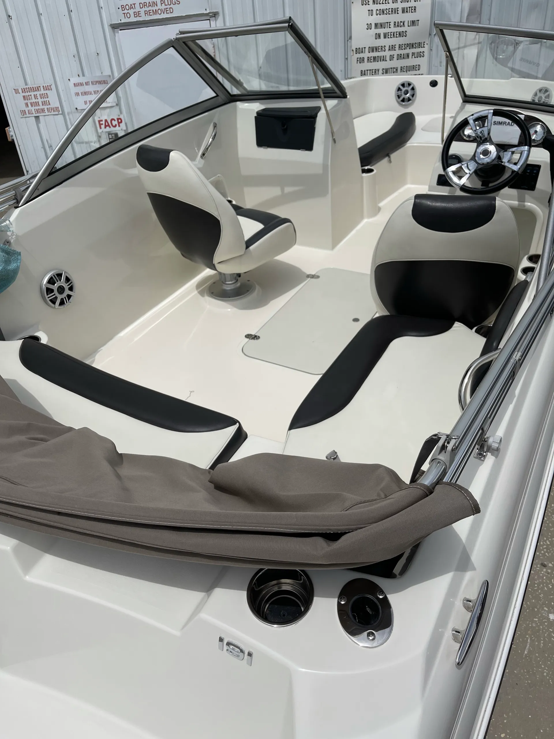 BOAT FUN IN THE SUN- STINGRAY STYLE