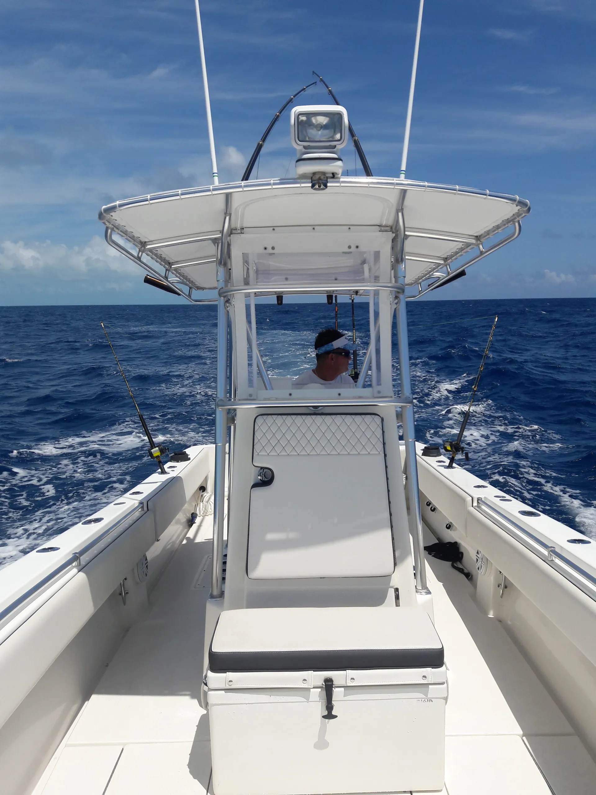 Explore the Stunning Waters of the Florida Keys Aboard Our 31’ Contend