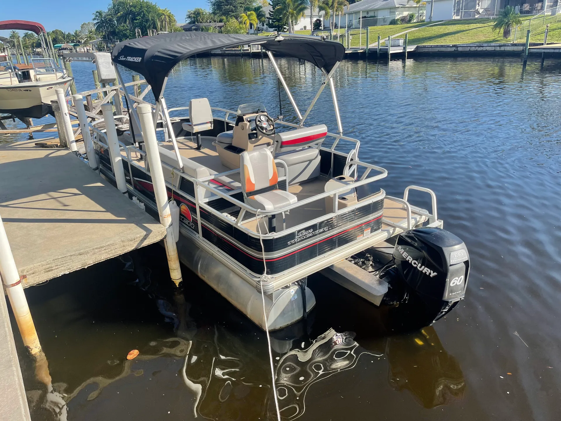 Sun Tracker by Tracker Marine Bass Buggy 18 DLX Signature w/60ELPT 4-S in Cape Coral, FL — photo 3