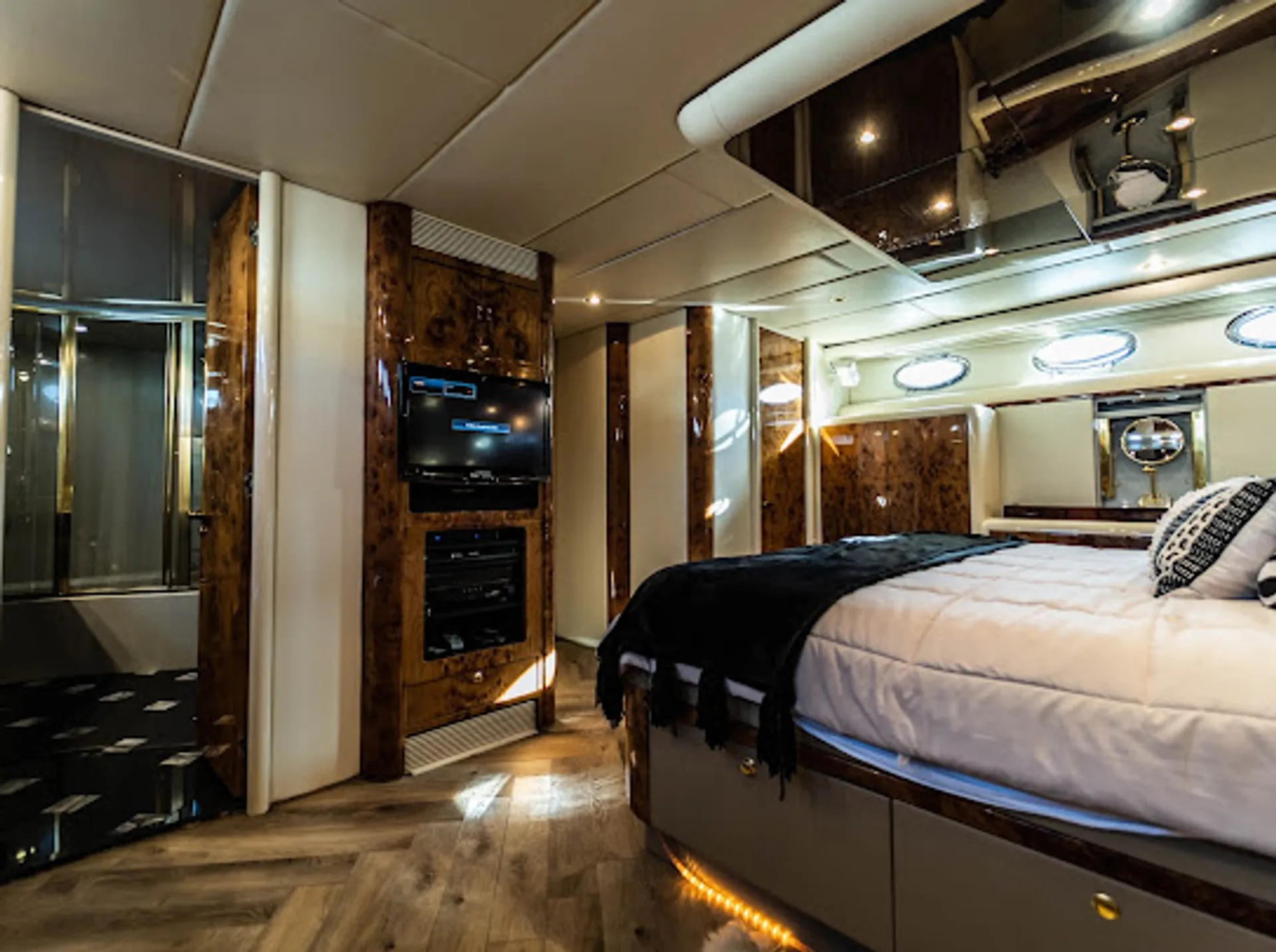 80 feet luxury cruiser yacht  lots of toys 