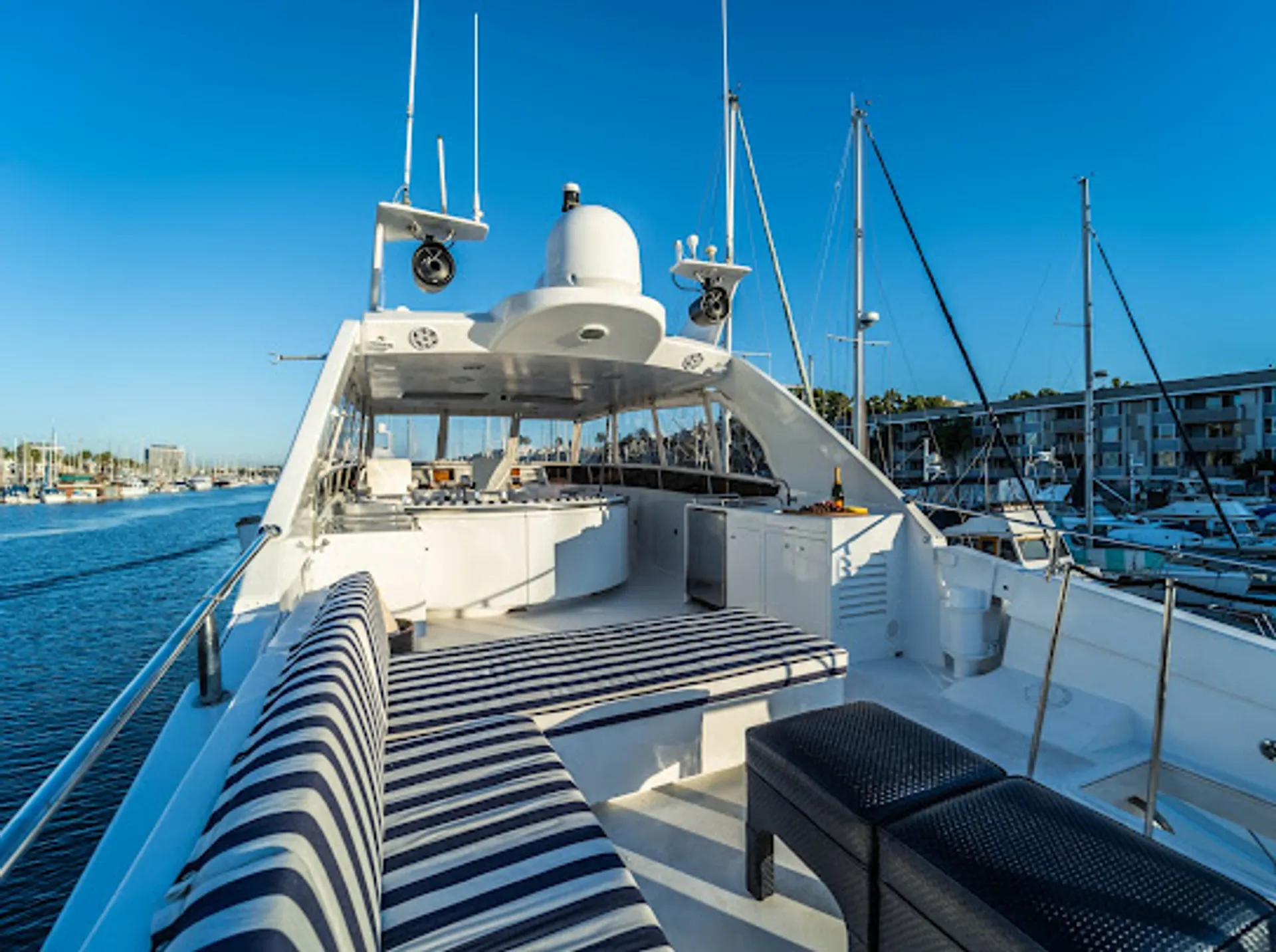 80 feet luxury cruiser yacht  lots of toys 