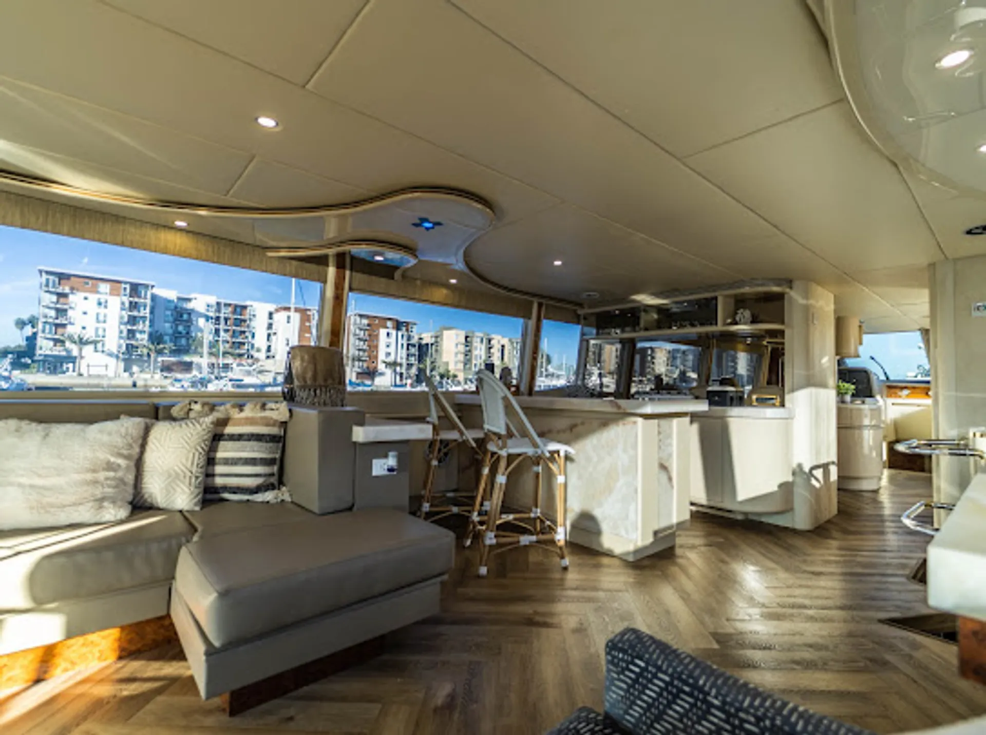 80 feet luxury cruiser yacht  lots of toys 