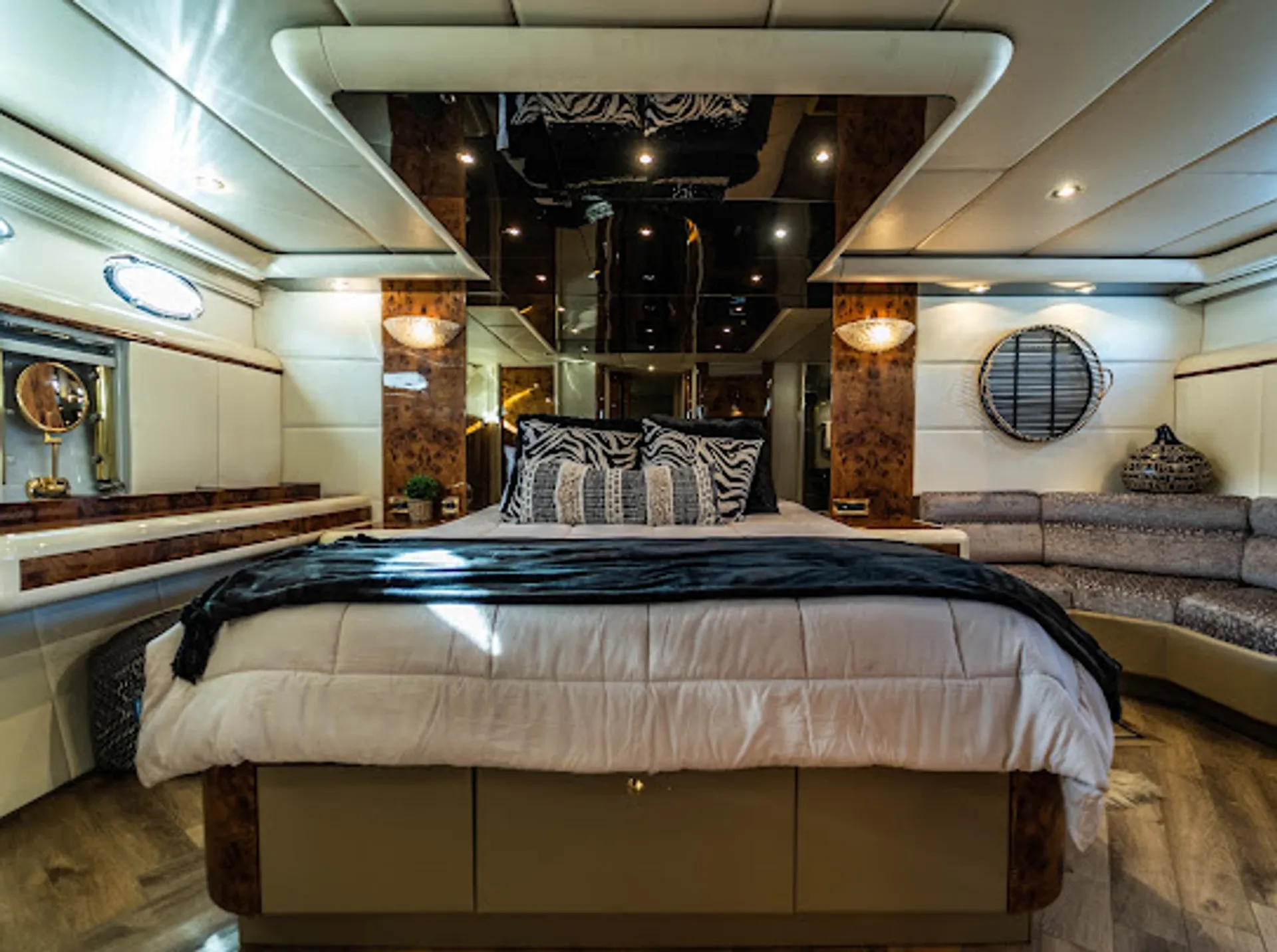 80 feet luxury cruiser yacht  lots of toys 