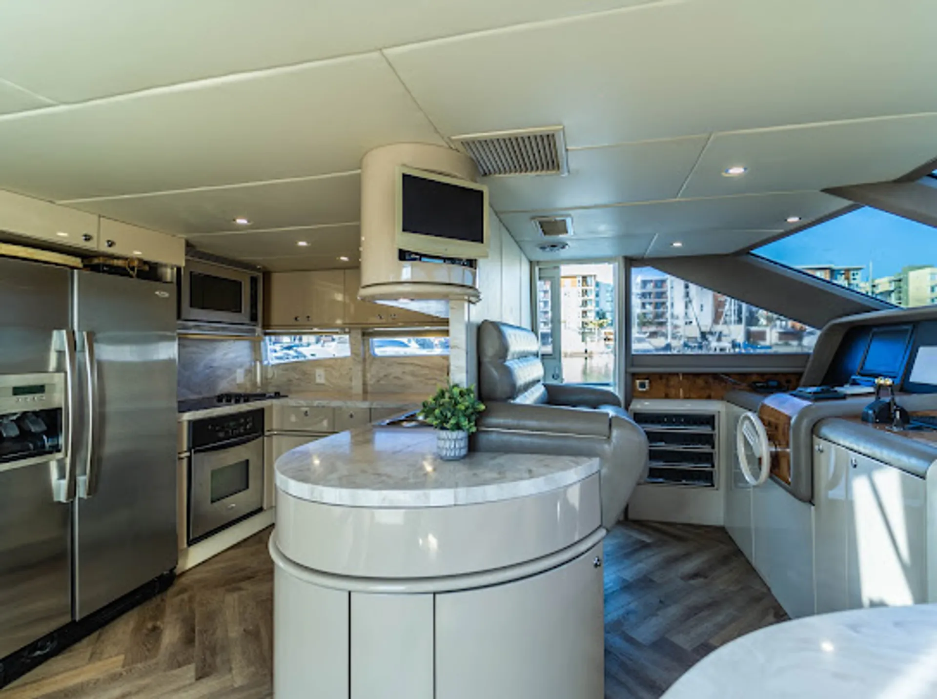 80 feet luxury cruiser yacht  lots of toys 