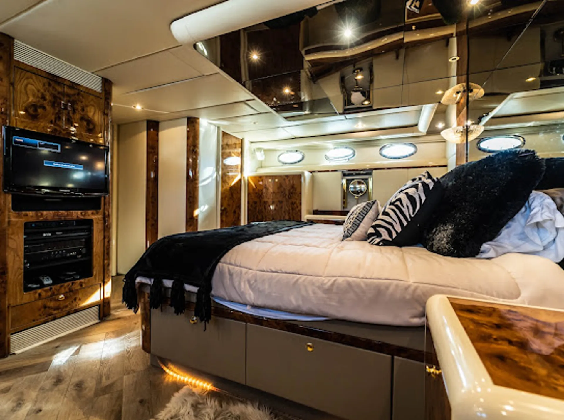 80 feet luxury cruiser yacht  lots of toys 