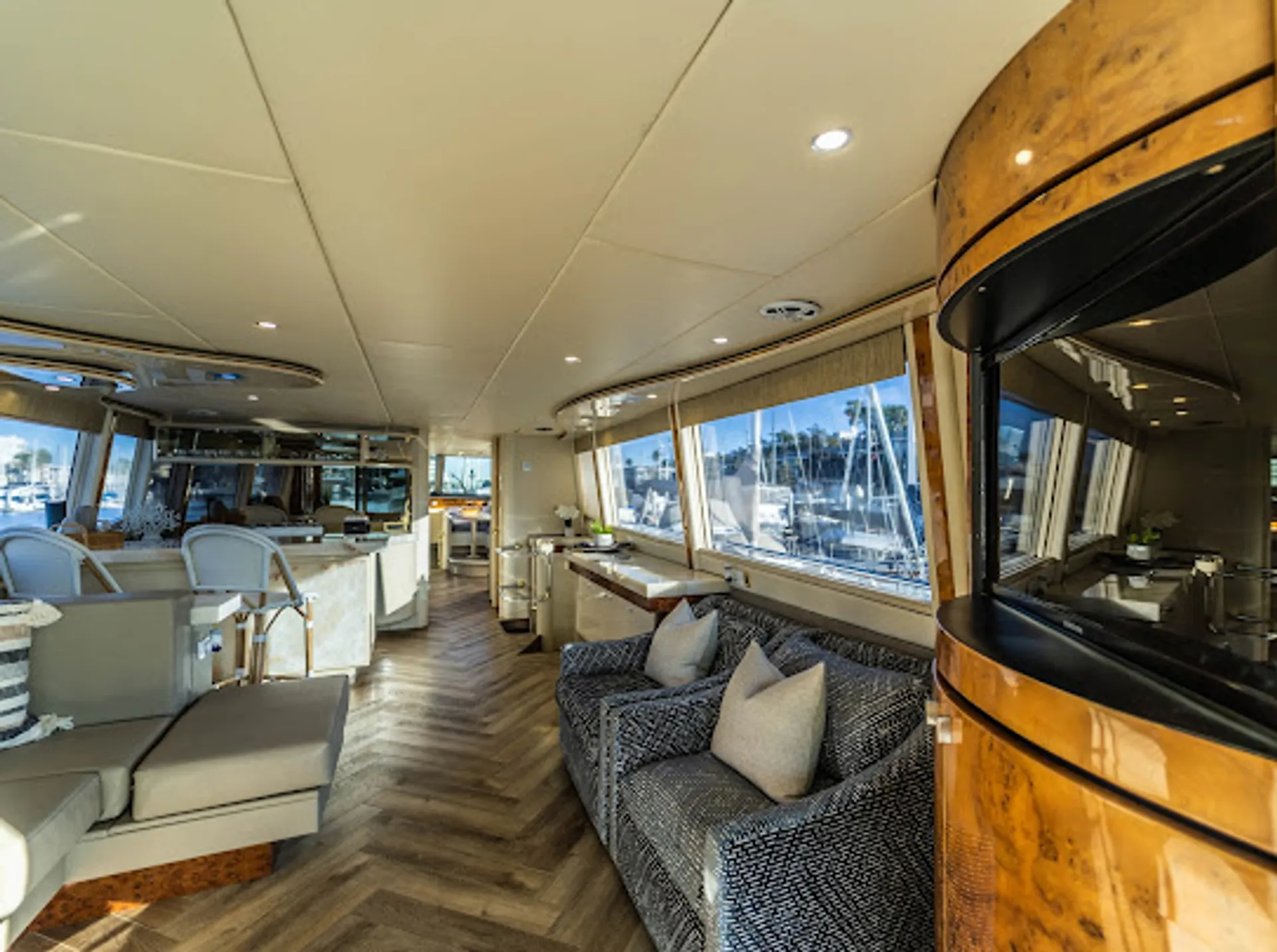 80 feet luxury cruiser yacht  lots of toys 