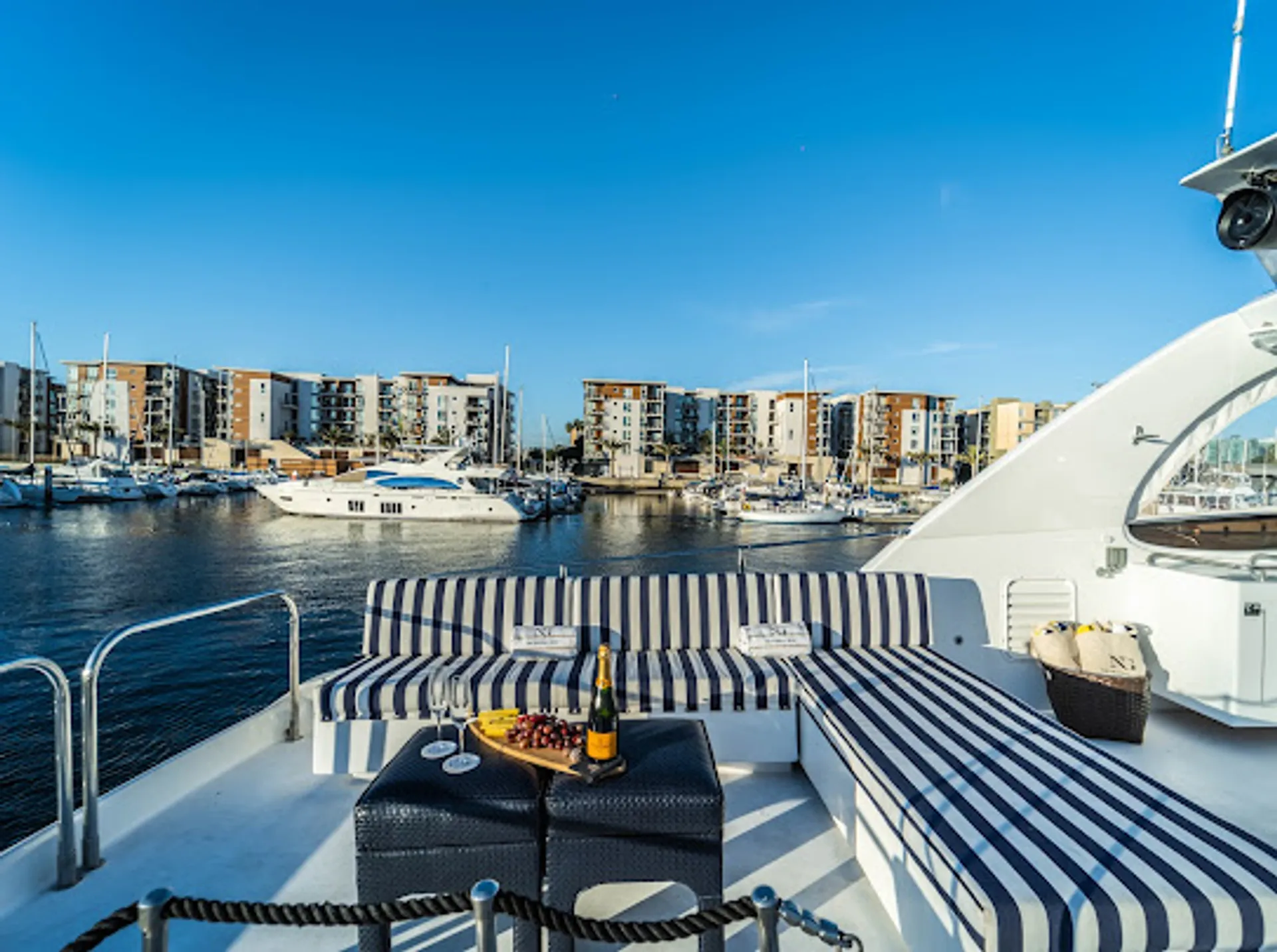 80 feet luxury cruiser yacht  lots of toys 