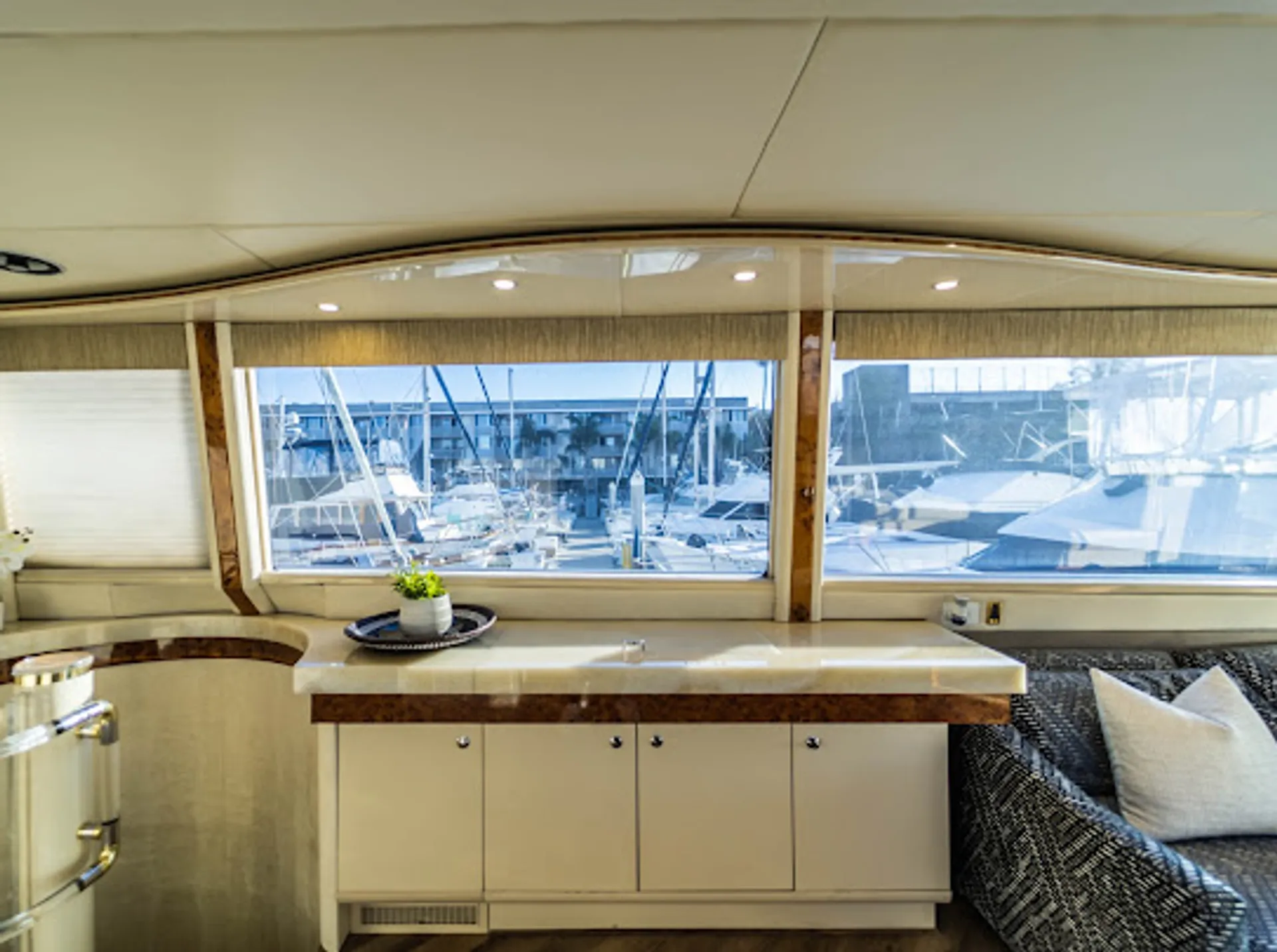 80 feet luxury cruiser yacht  lots of toys 