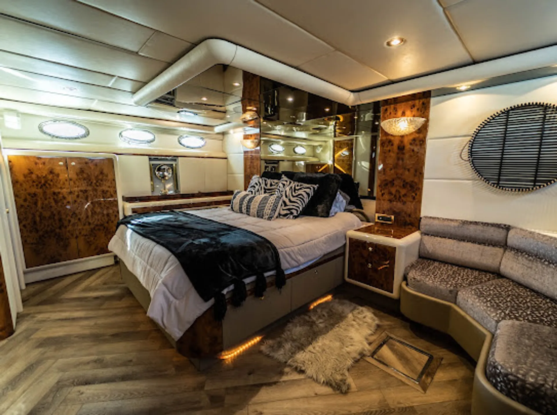 80 feet luxury cruiser yacht  lots of toys 