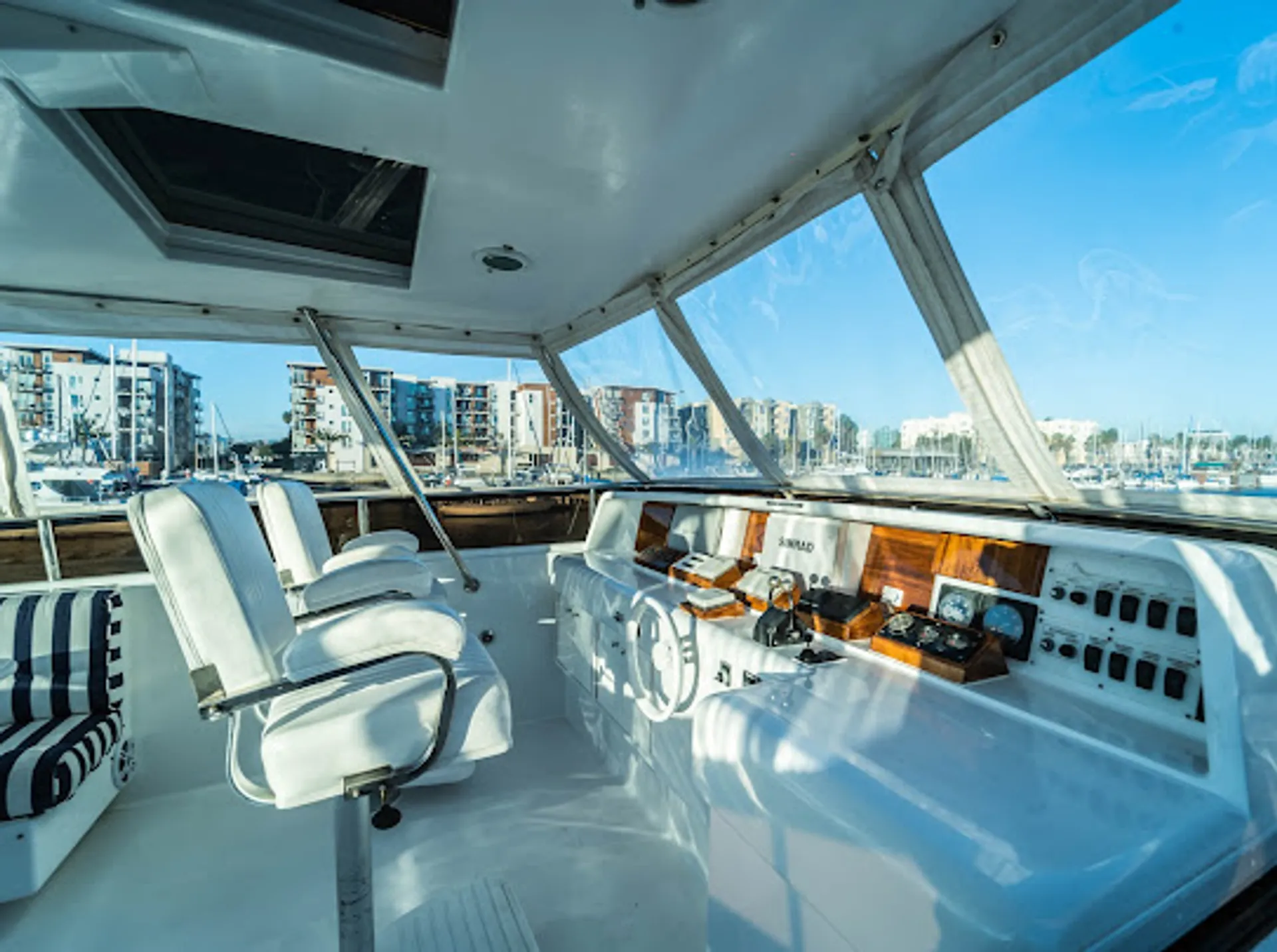 80 feet luxury cruiser yacht  lots of toys 