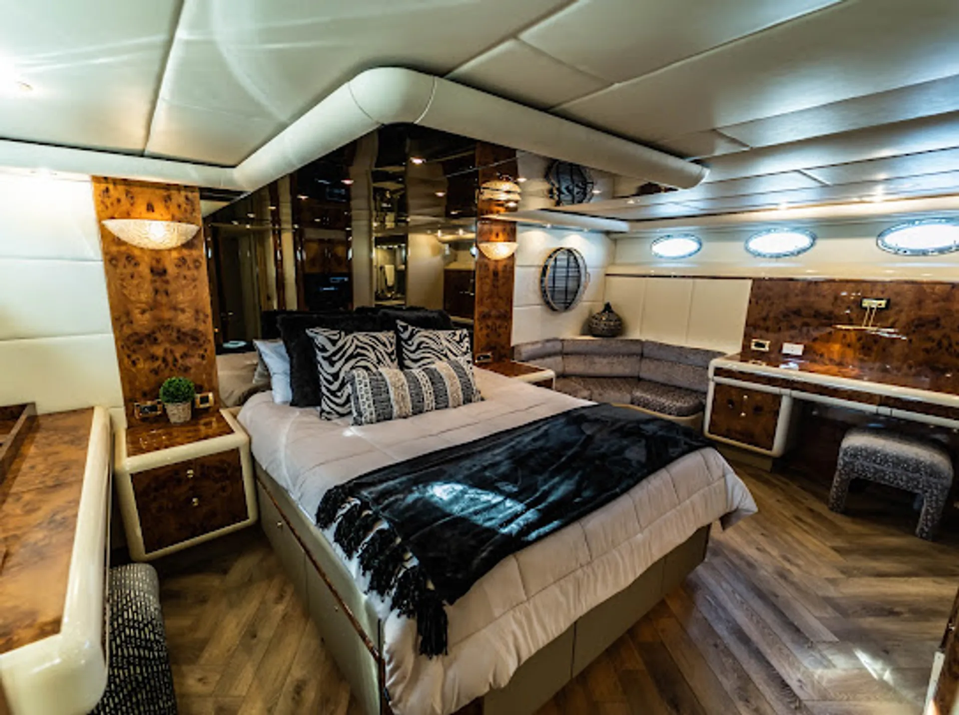 80 feet luxury cruiser yacht  lots of toys 