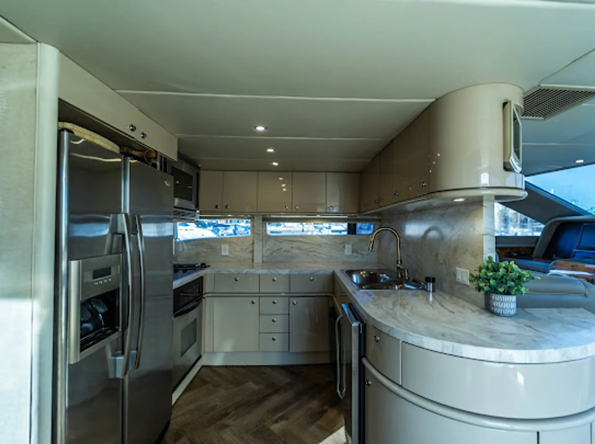 80 feet luxury cruiser yacht  lots of toys 