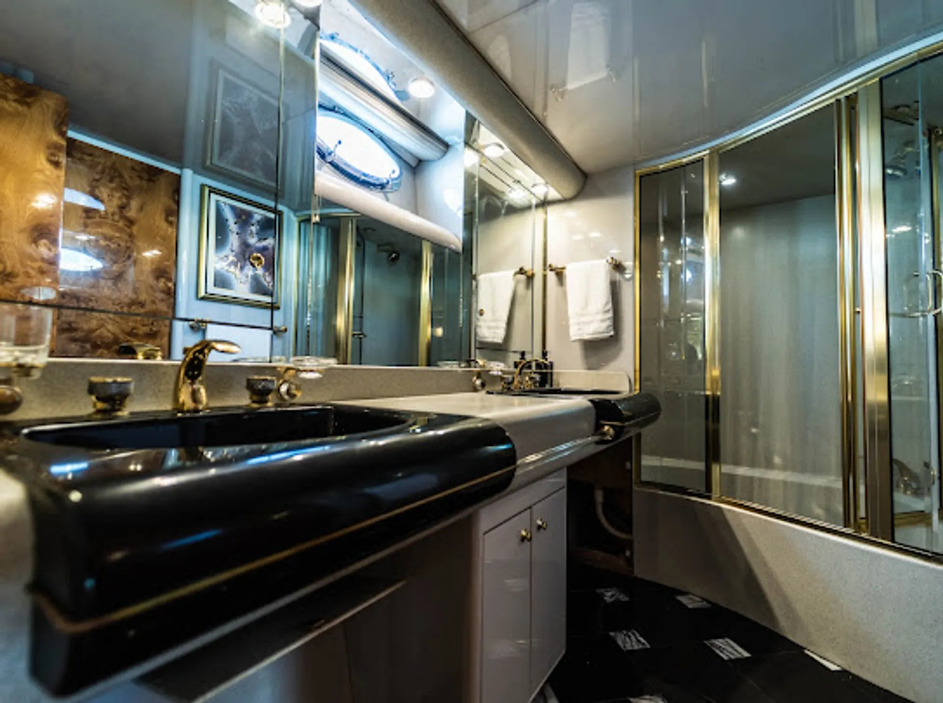 80 feet luxury cruiser yacht  lots of toys 