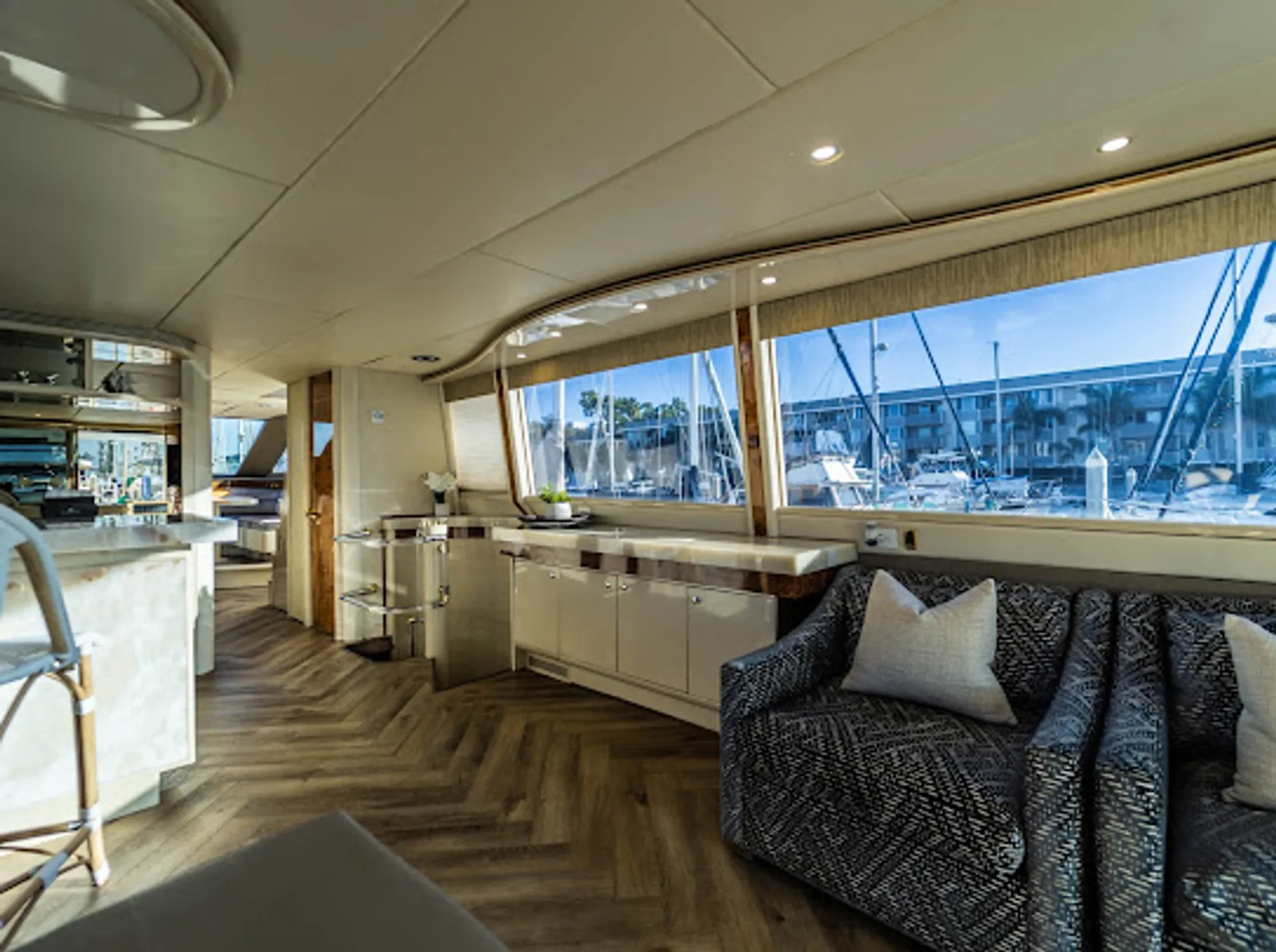 80 feet luxury cruiser yacht  lots of toys 