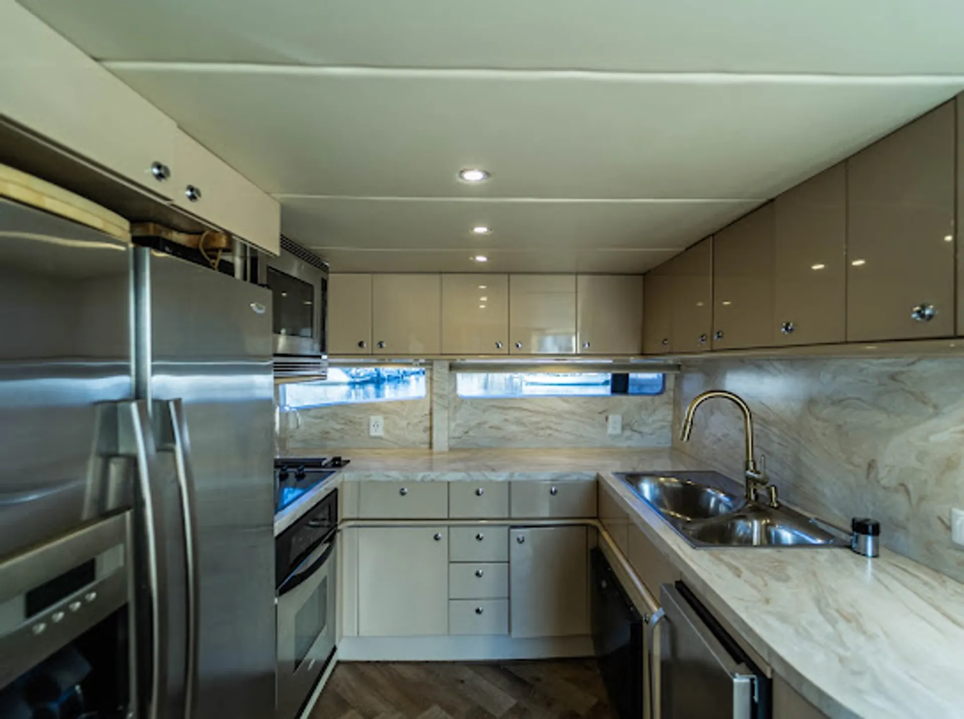 80 feet luxury cruiser yacht  lots of toys 