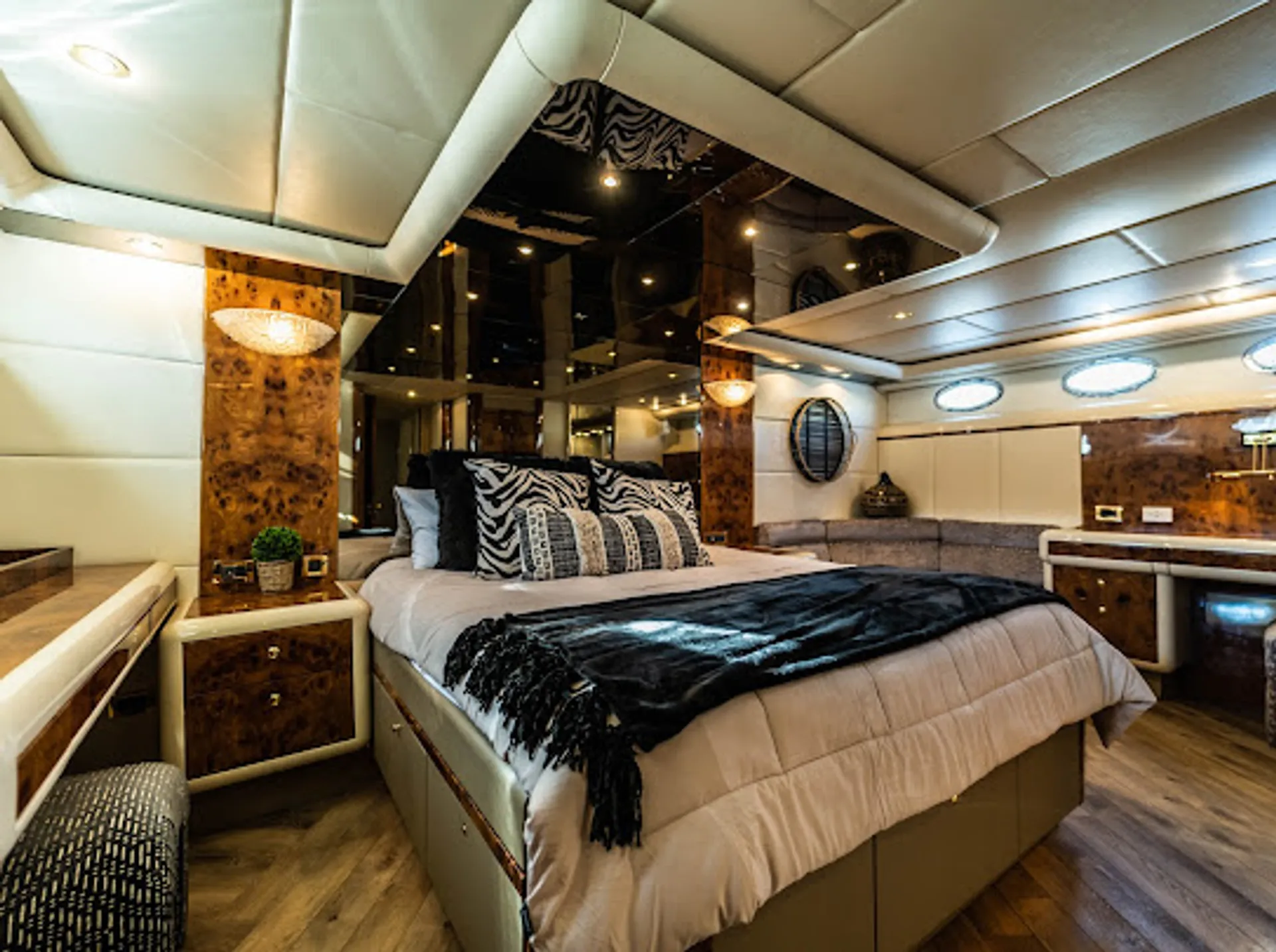 80 feet luxury cruiser yacht  lots of toys 