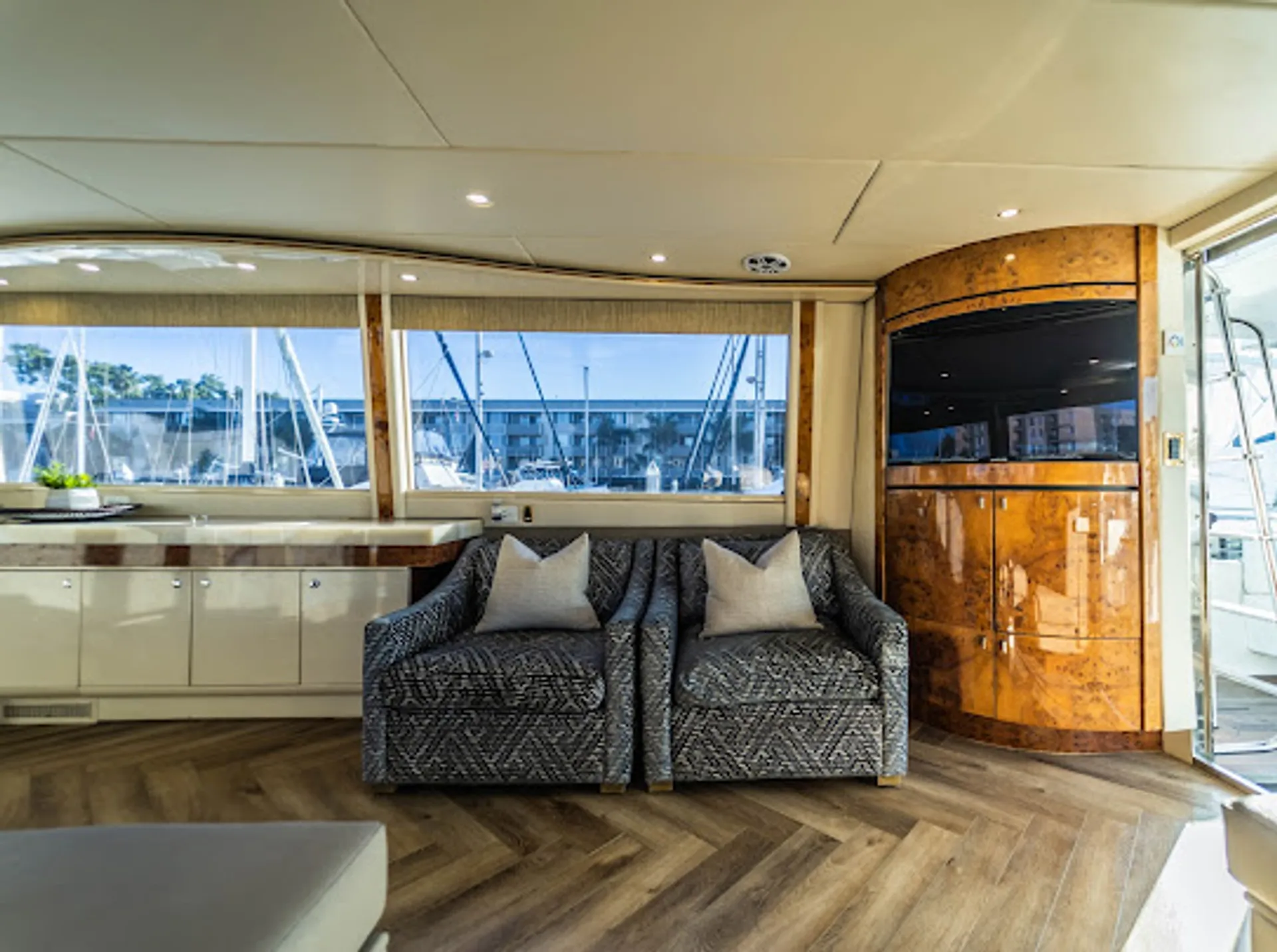 80 feet luxury cruiser yacht  lots of toys 