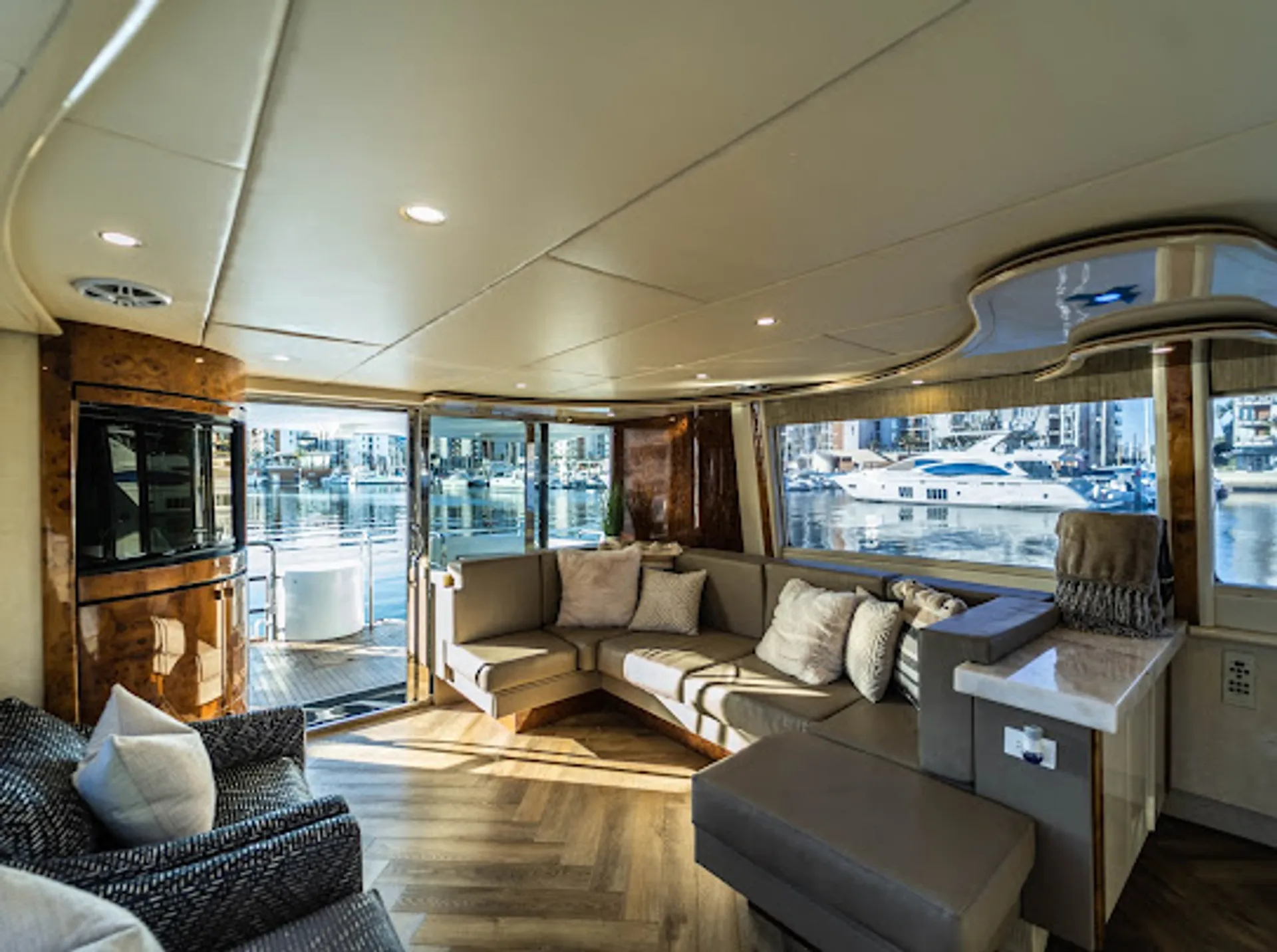 80 feet luxury cruiser yacht  lots of toys 