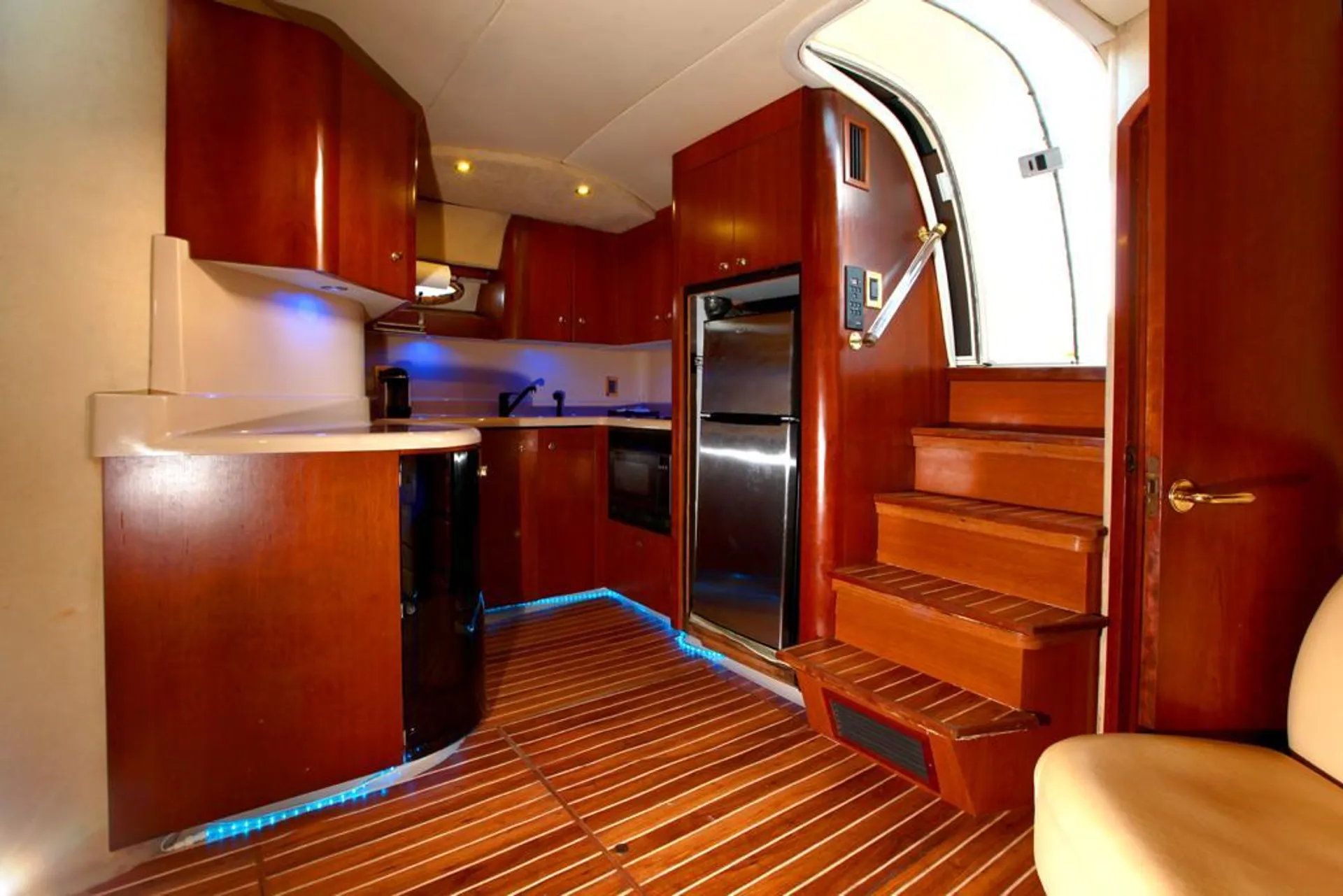 Cruisers Yachts 4270 Express V-Drive in Miami Beach, FL — photo 3