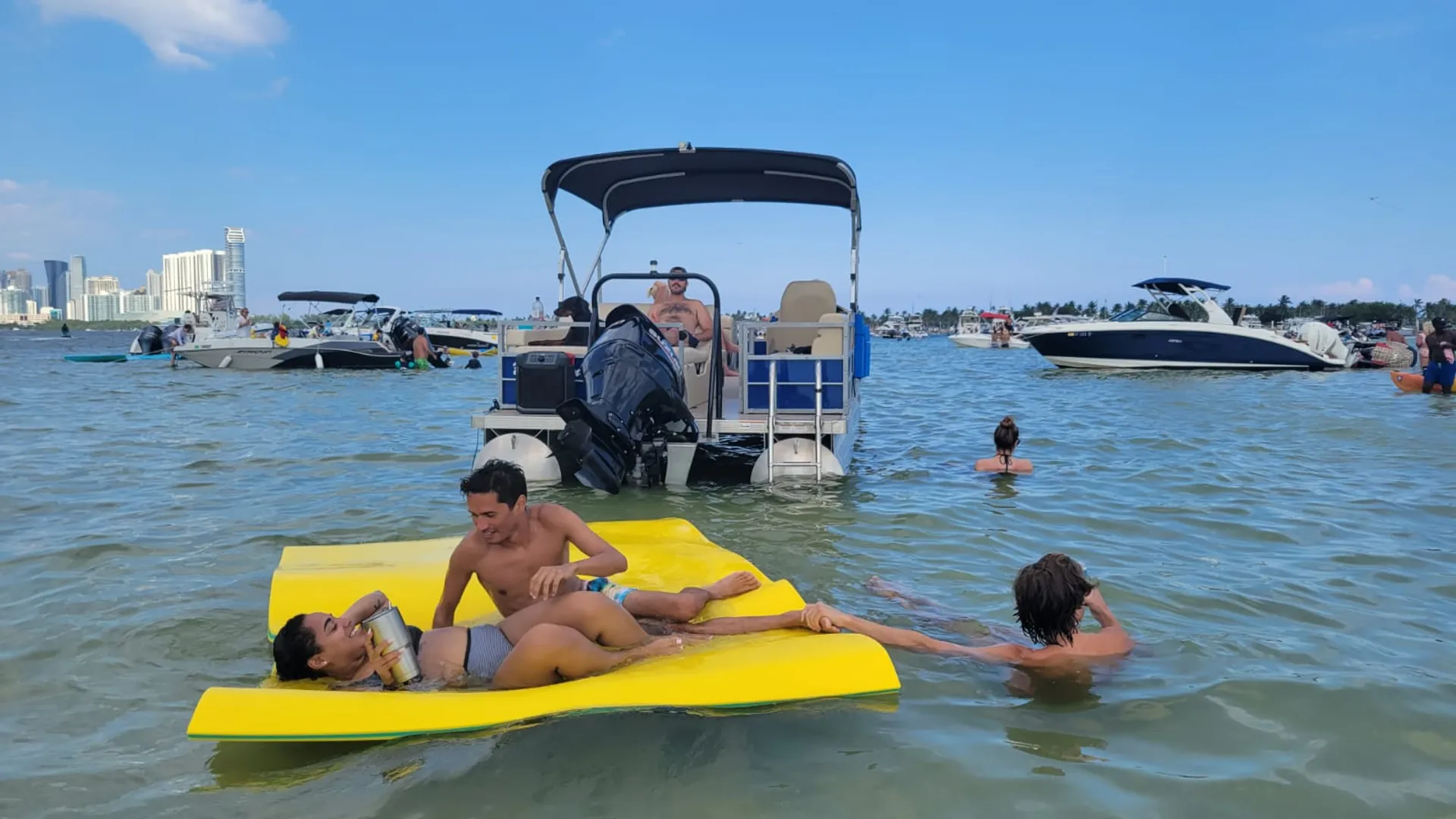 SUN TRACKER PARTY BARGE 24 DLX in Hollywood, FL — photo 4