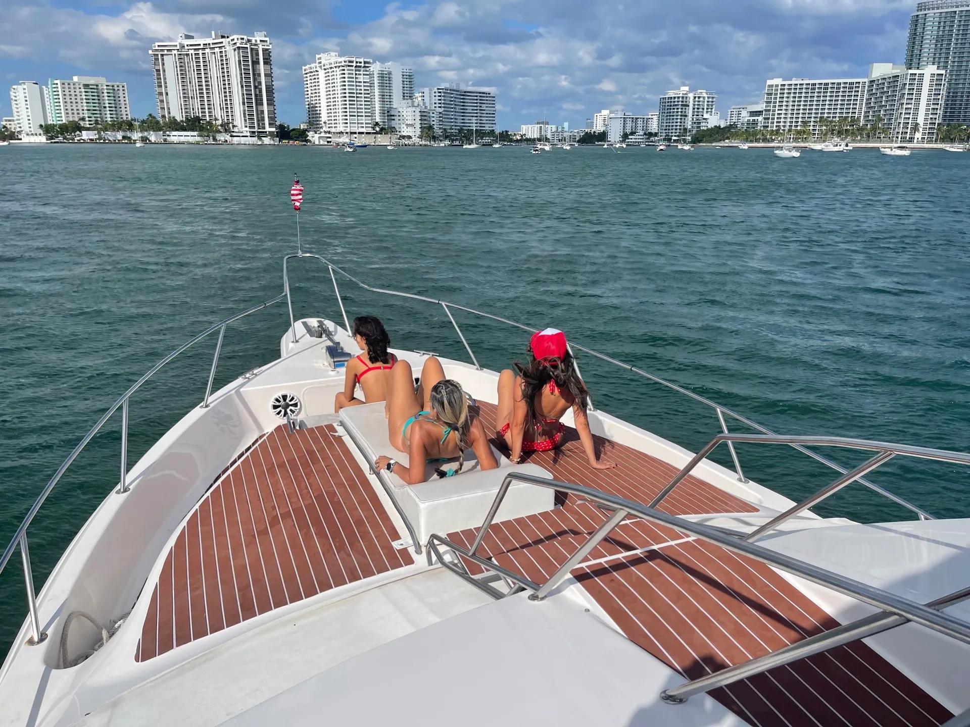 48’ Yacht. $100 OFF WEEKDAYS !!! 👌Great prices... 13 Guests